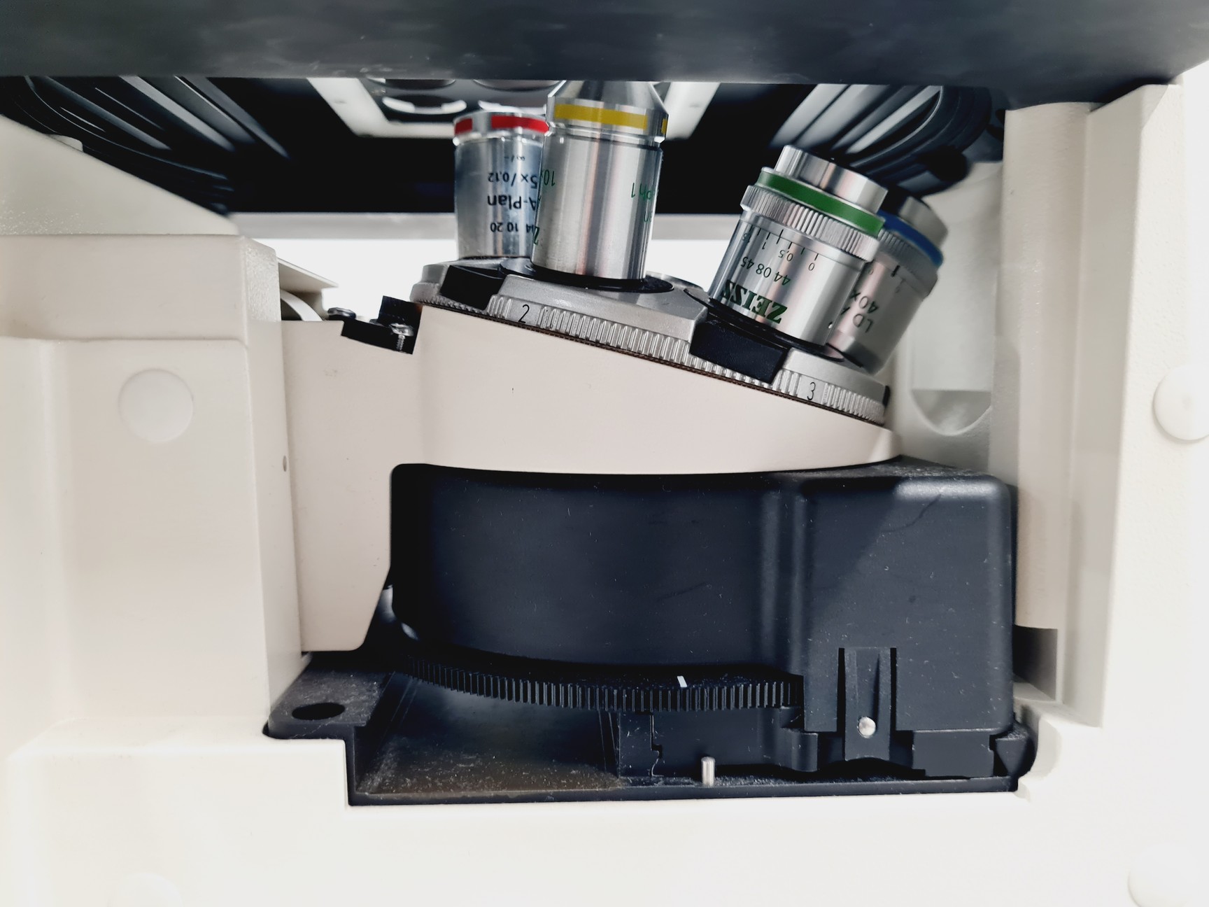 Image of Carl Zeiss Axiovert 200M with 4 x Objectives 
