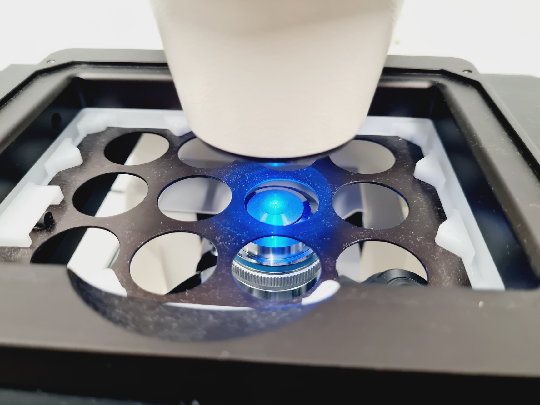 Image of Carl Zeiss Axiovert 200M with 4 x Objectives 