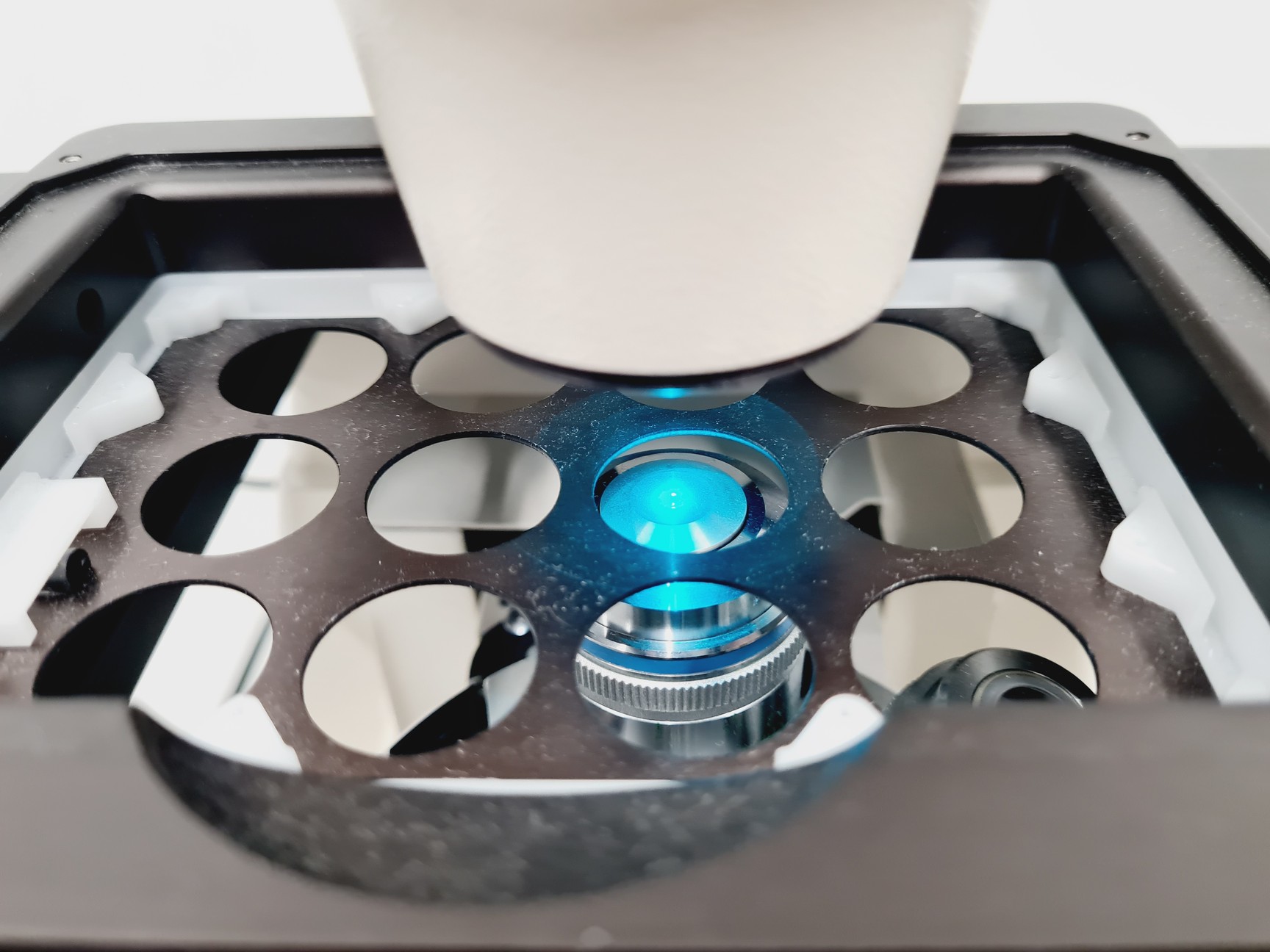Image of Carl Zeiss Axiovert 200M with 4 x Objectives 