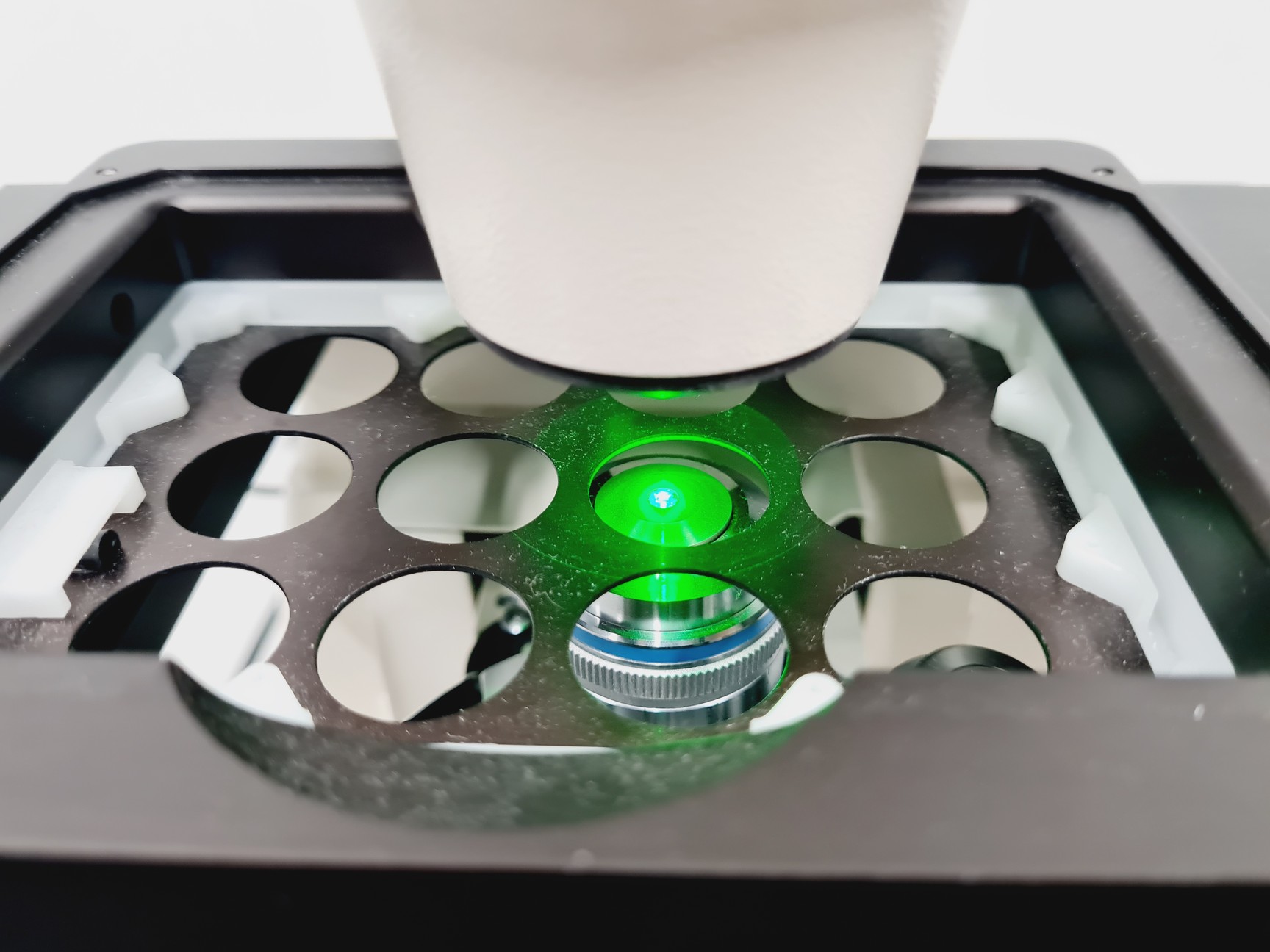 Image of Carl Zeiss Axiovert 200M with 4 x Objectives 