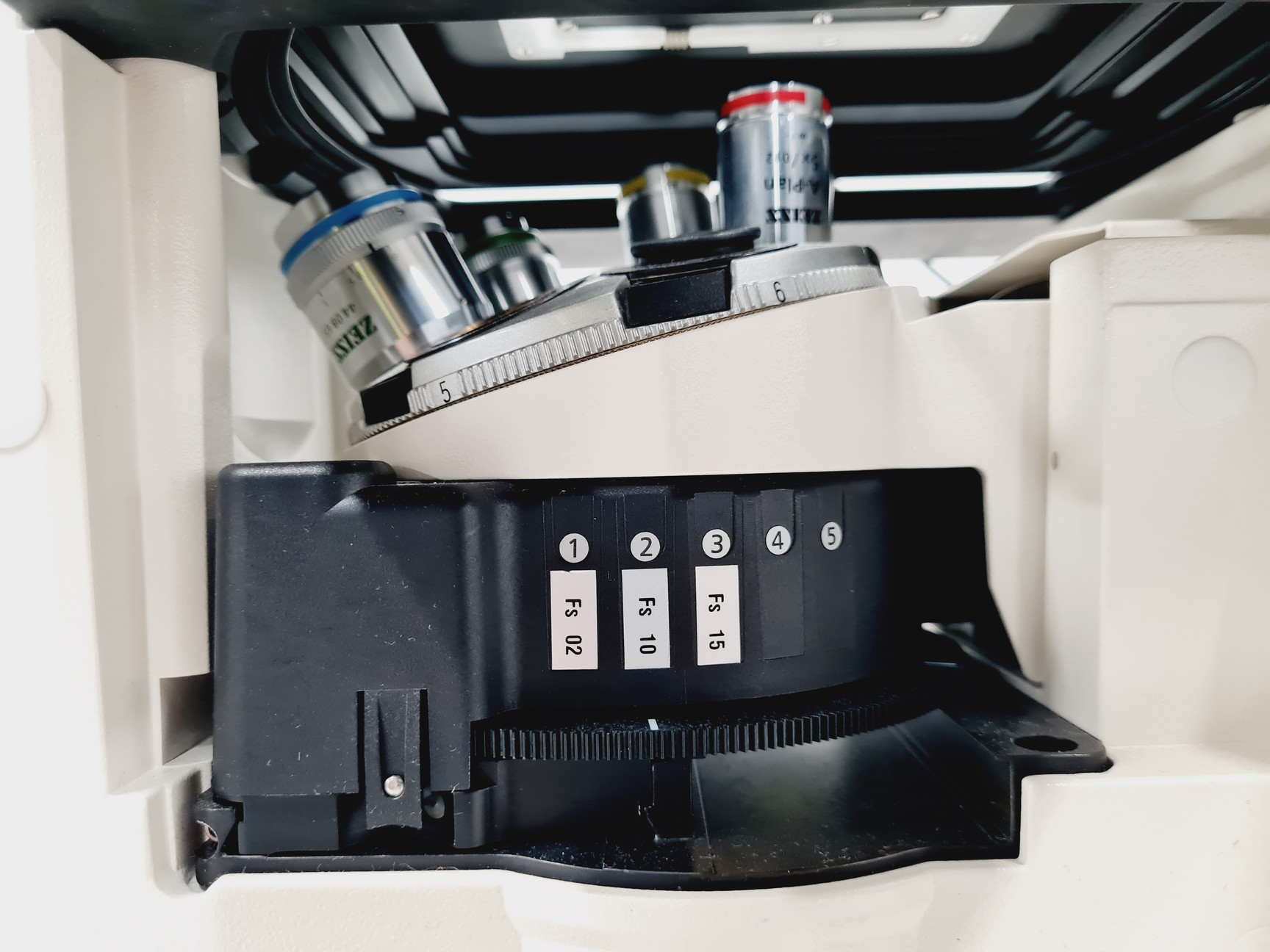 Image of Carl Zeiss Axiovert 200M with 4 x Objectives 