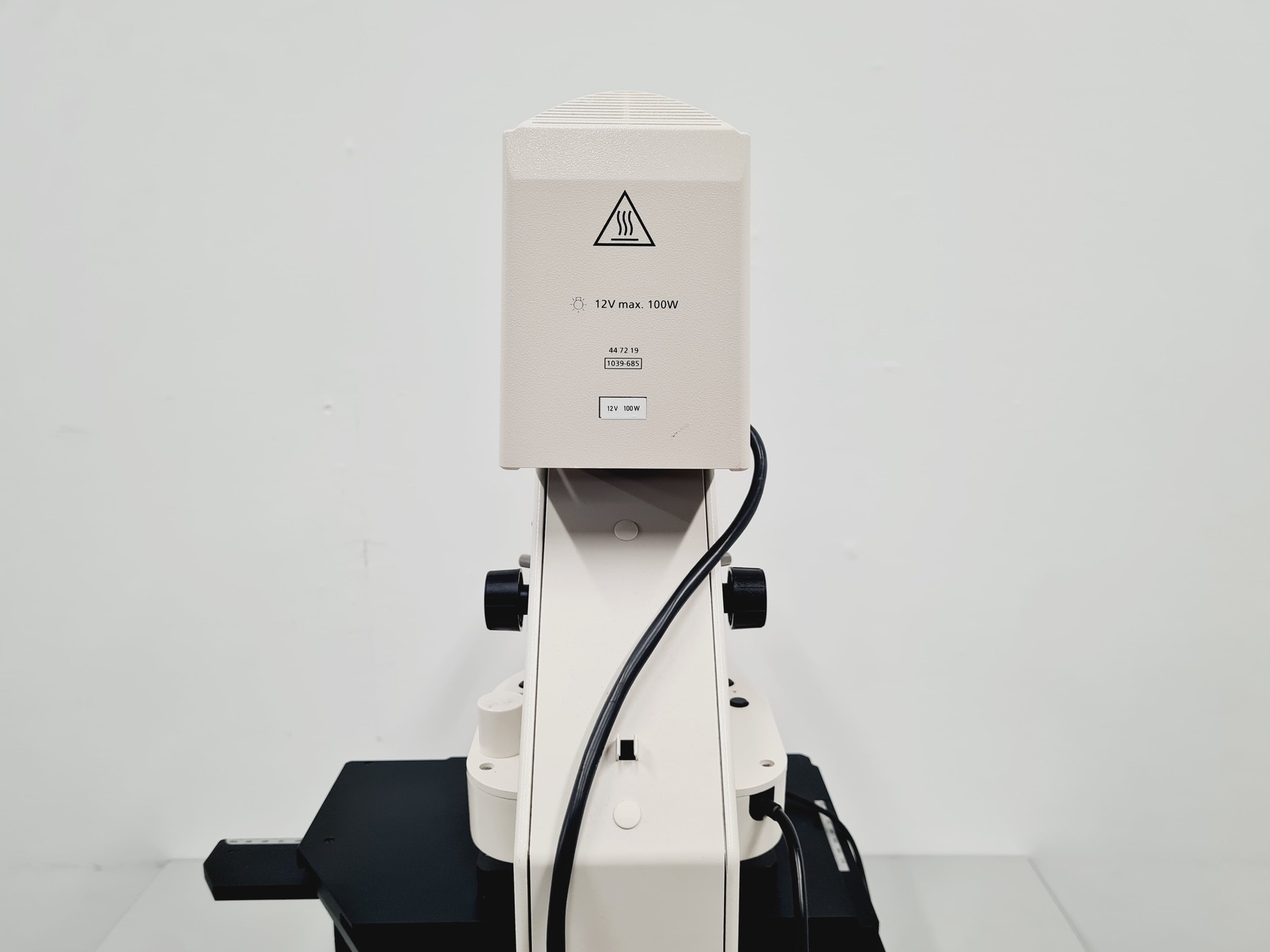 Image of Carl Zeiss Axiovert 200M with 4 x Objectives 