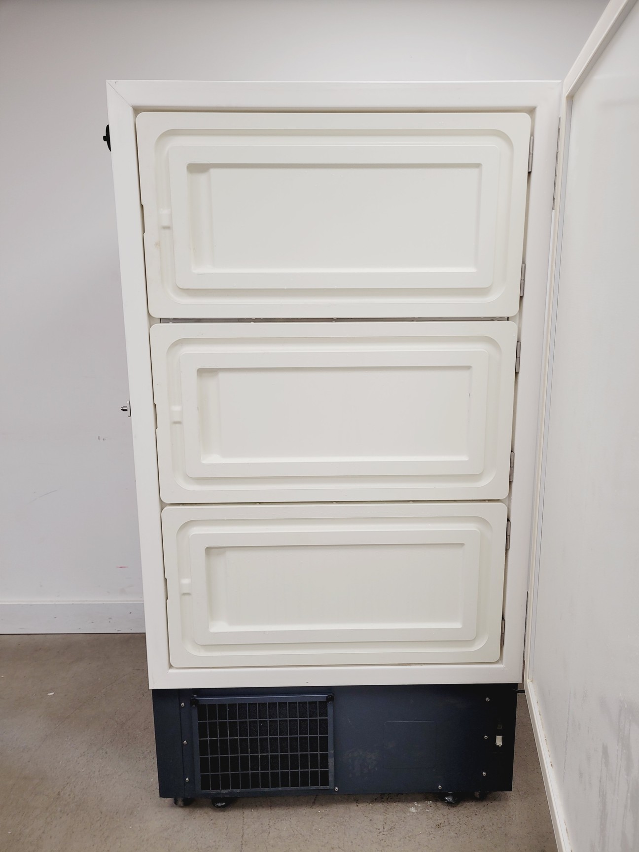 Image of New Brunswick Scientific U725 -86 G Ultra-Low Temperature Freezer Lab