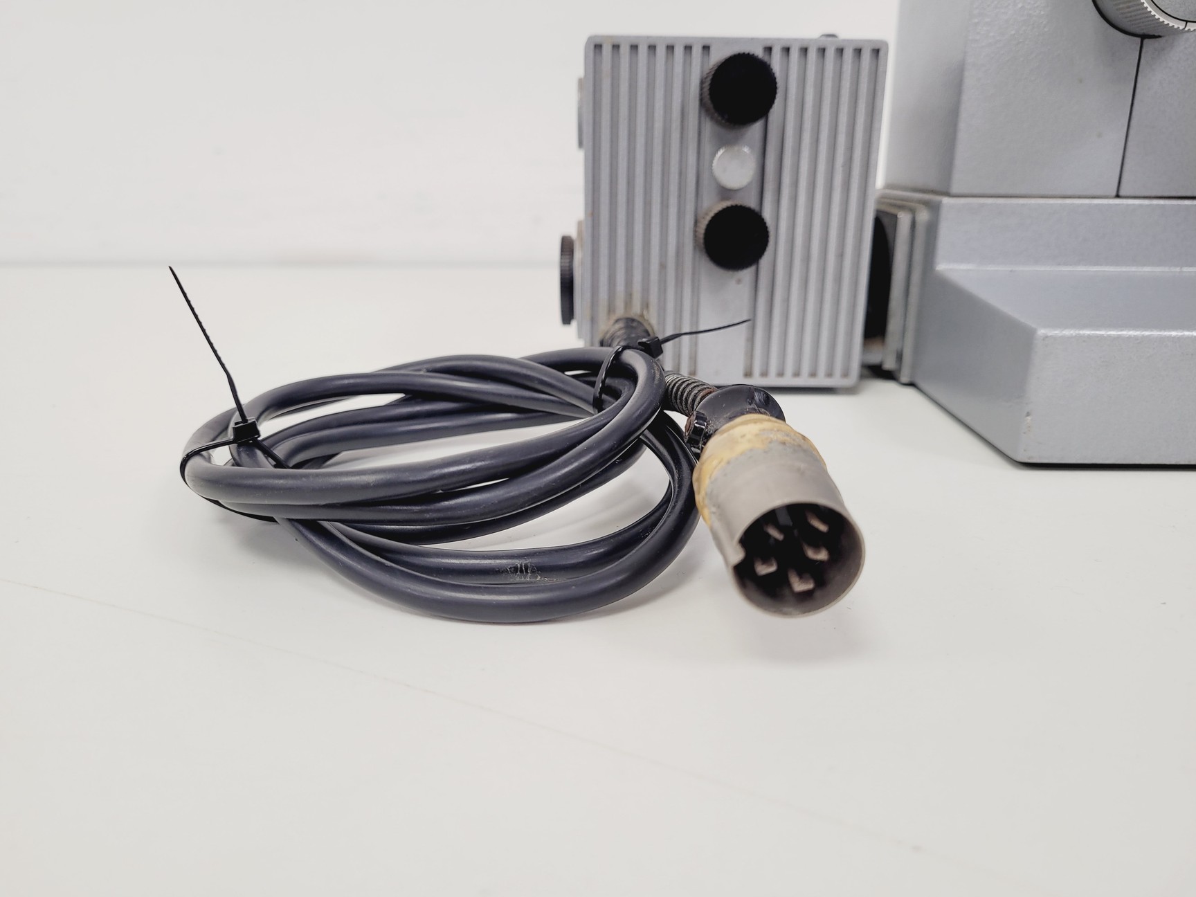 Image of Leitz Dialux Microscope w/ 3 x Objectives Phaco 40x, NPl 16x, Pl Apo Oel 100x