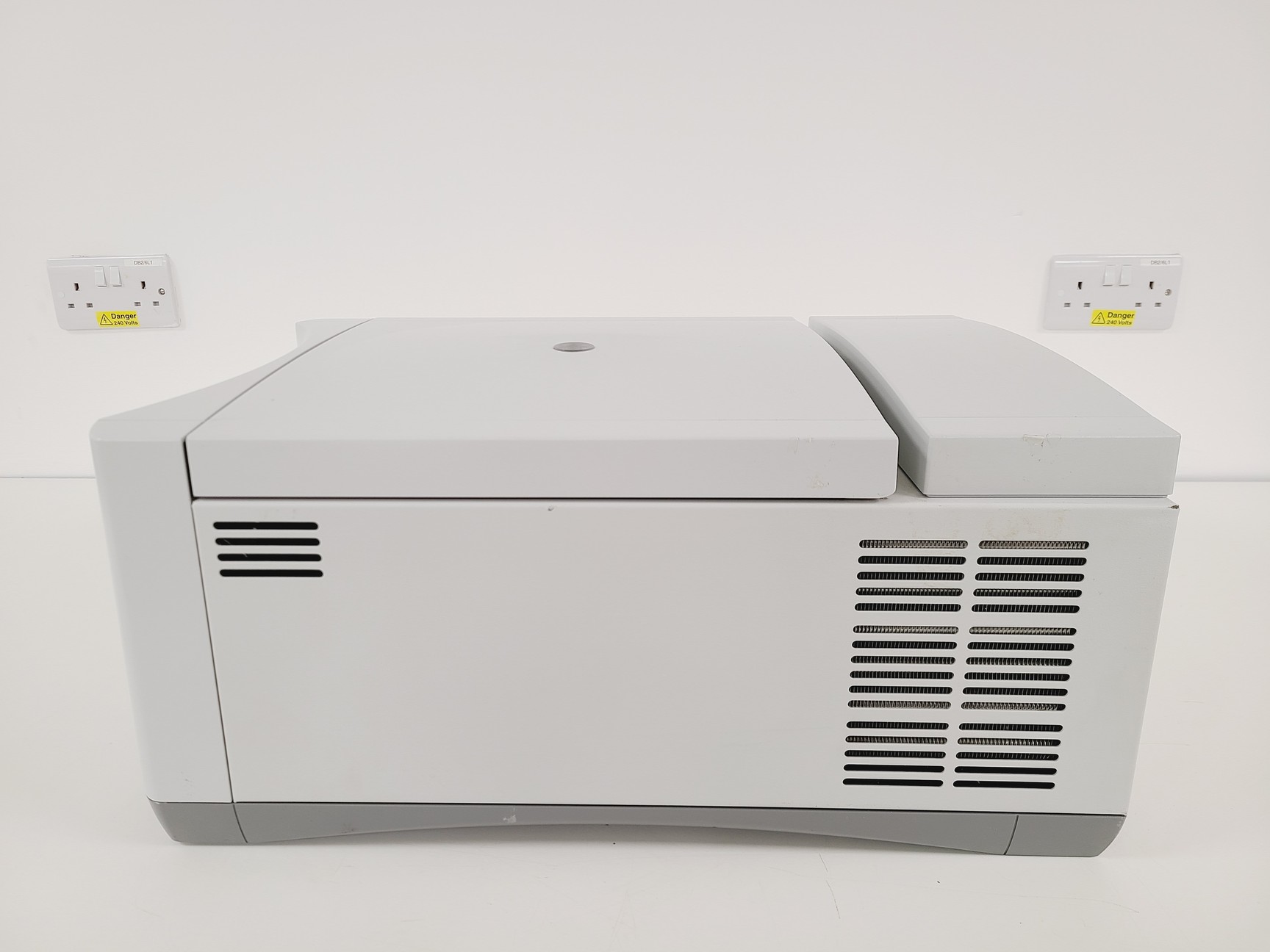 Image of Eppendorf Centrifuge 5702 R - Spares/Repair Lab