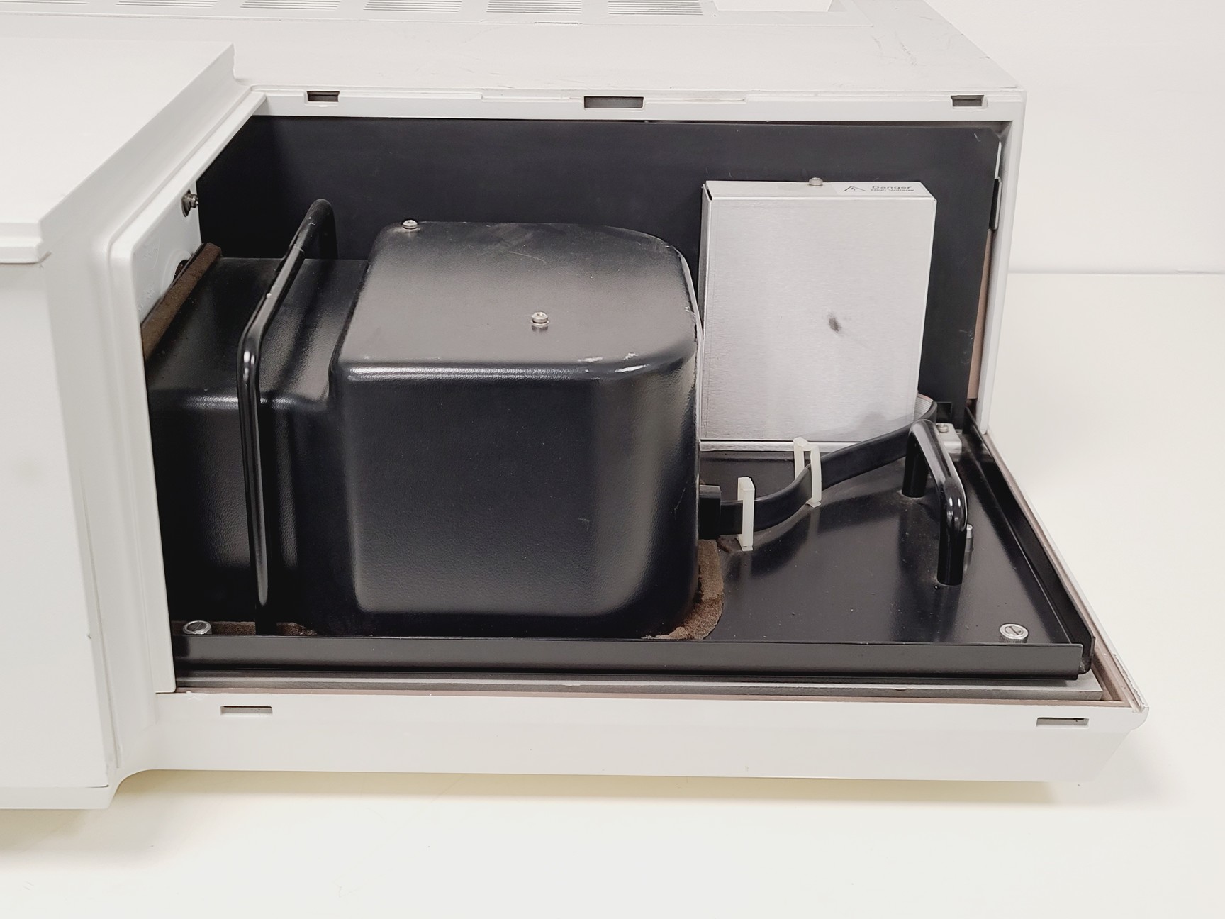 Image of Perkin Elmer Lambda 800 UV/VIS Spectrophotometer