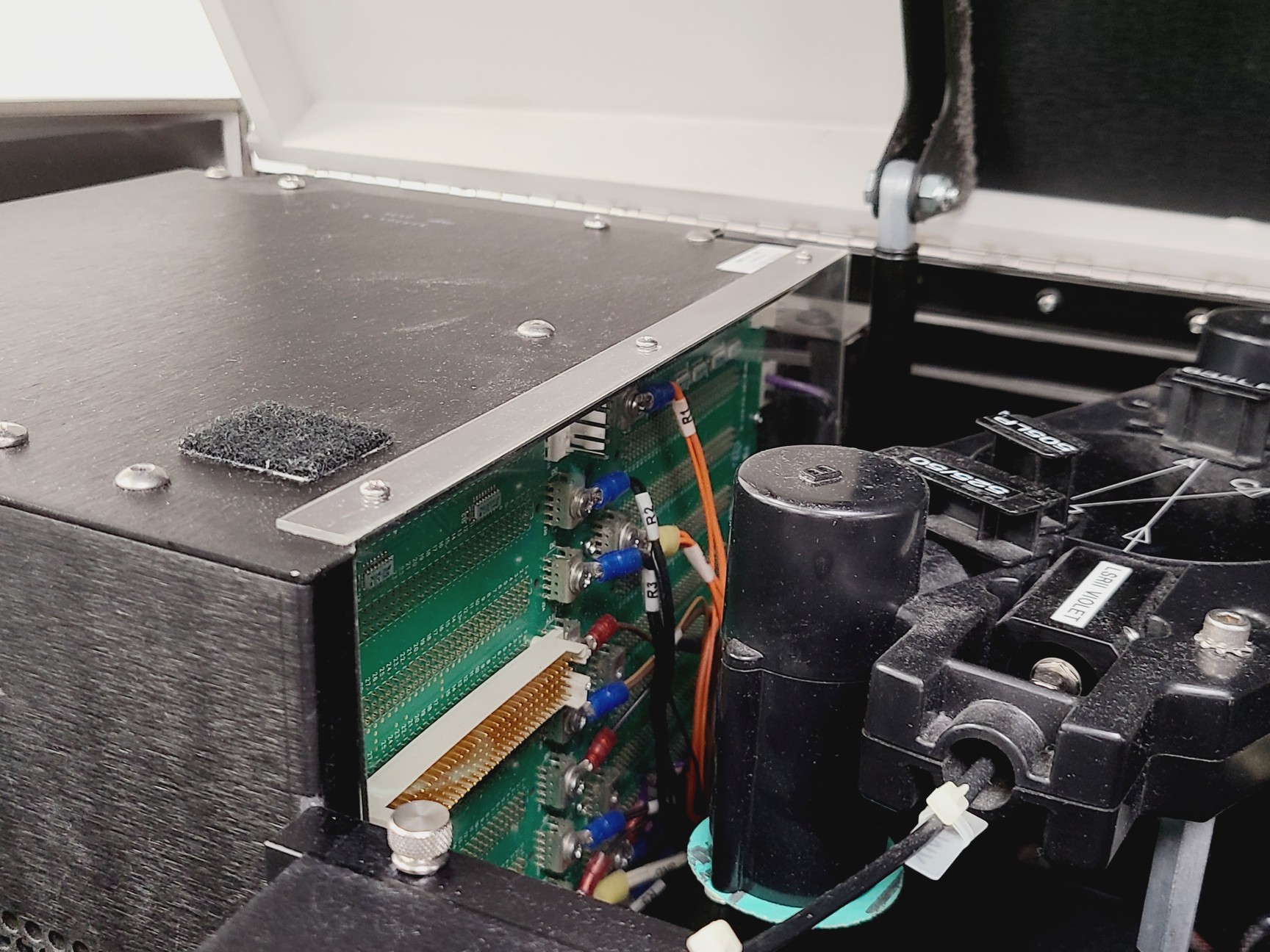 Image of BD LSR II Flow Cytometer w/ Transformer and FACSFlow Supply System 