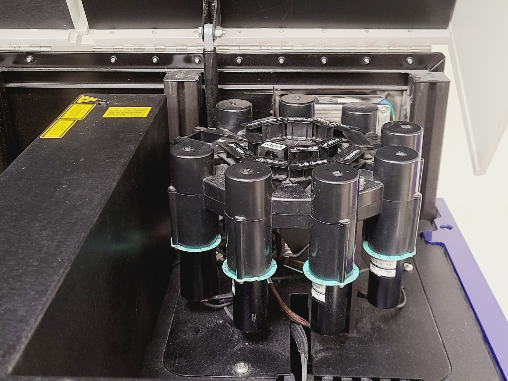 Image of BD LSR II Flow Cytometer w/ Transformer and FACSFlow Supply System 