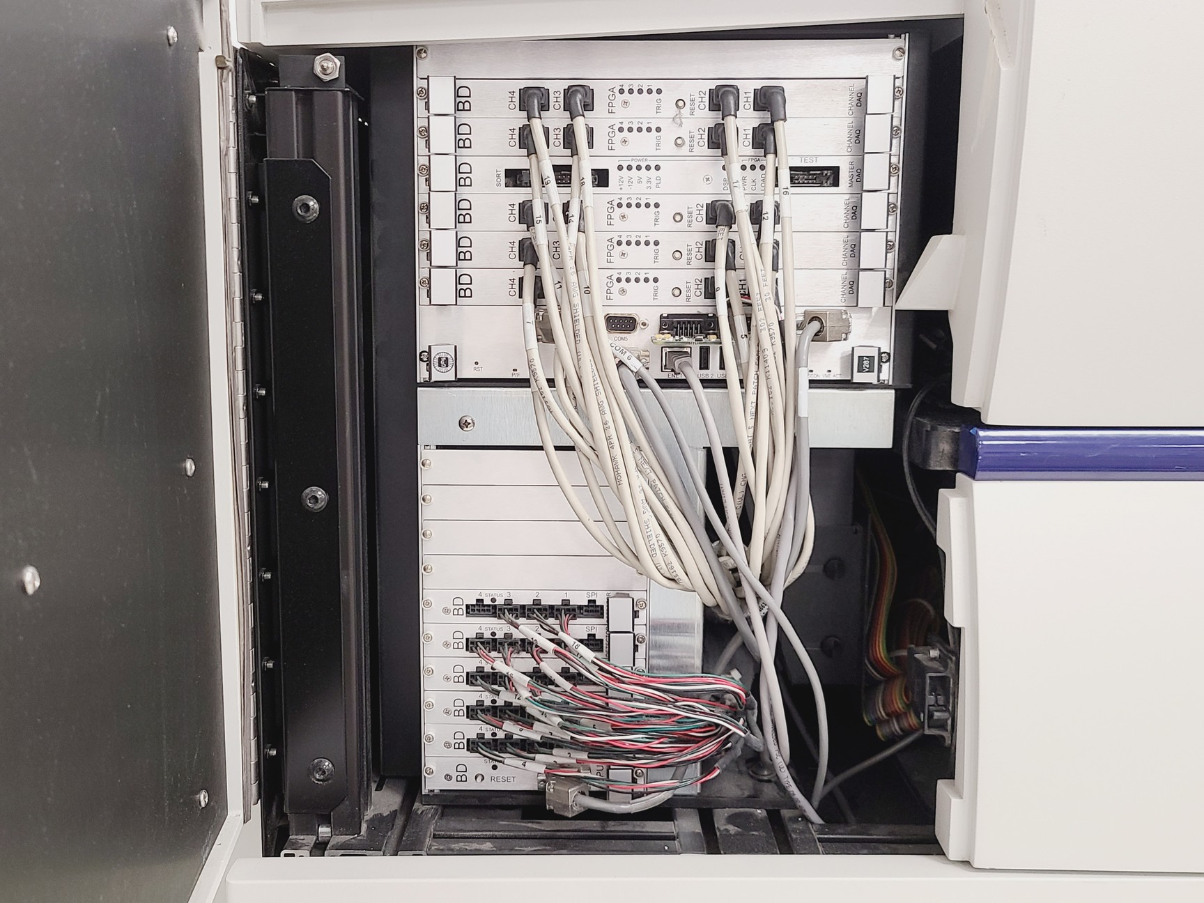 Image of BD LSR II Flow Cytometer w/ Transformer and FACSFlow Supply System 
