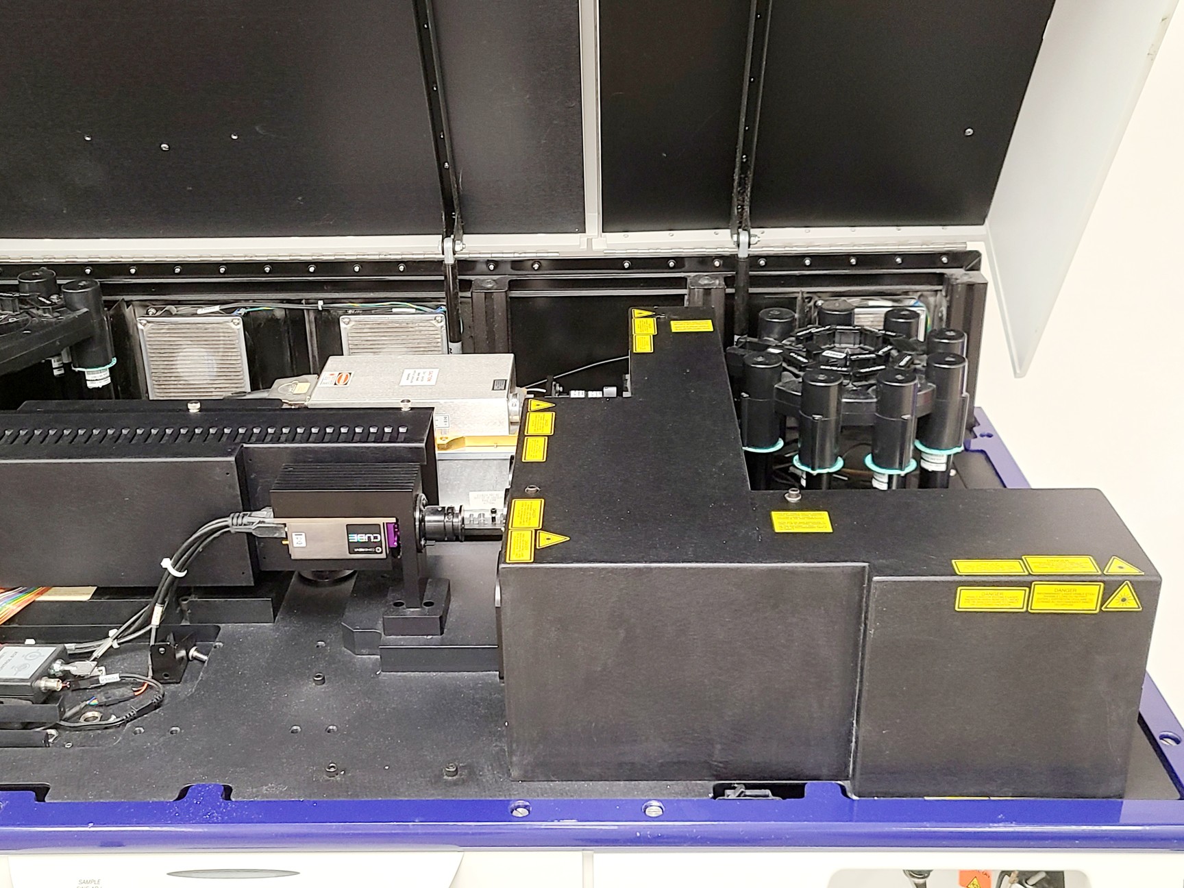 Image of BD LSR II Flow Cytometer w/ Transformer and FACSFlow Supply System 