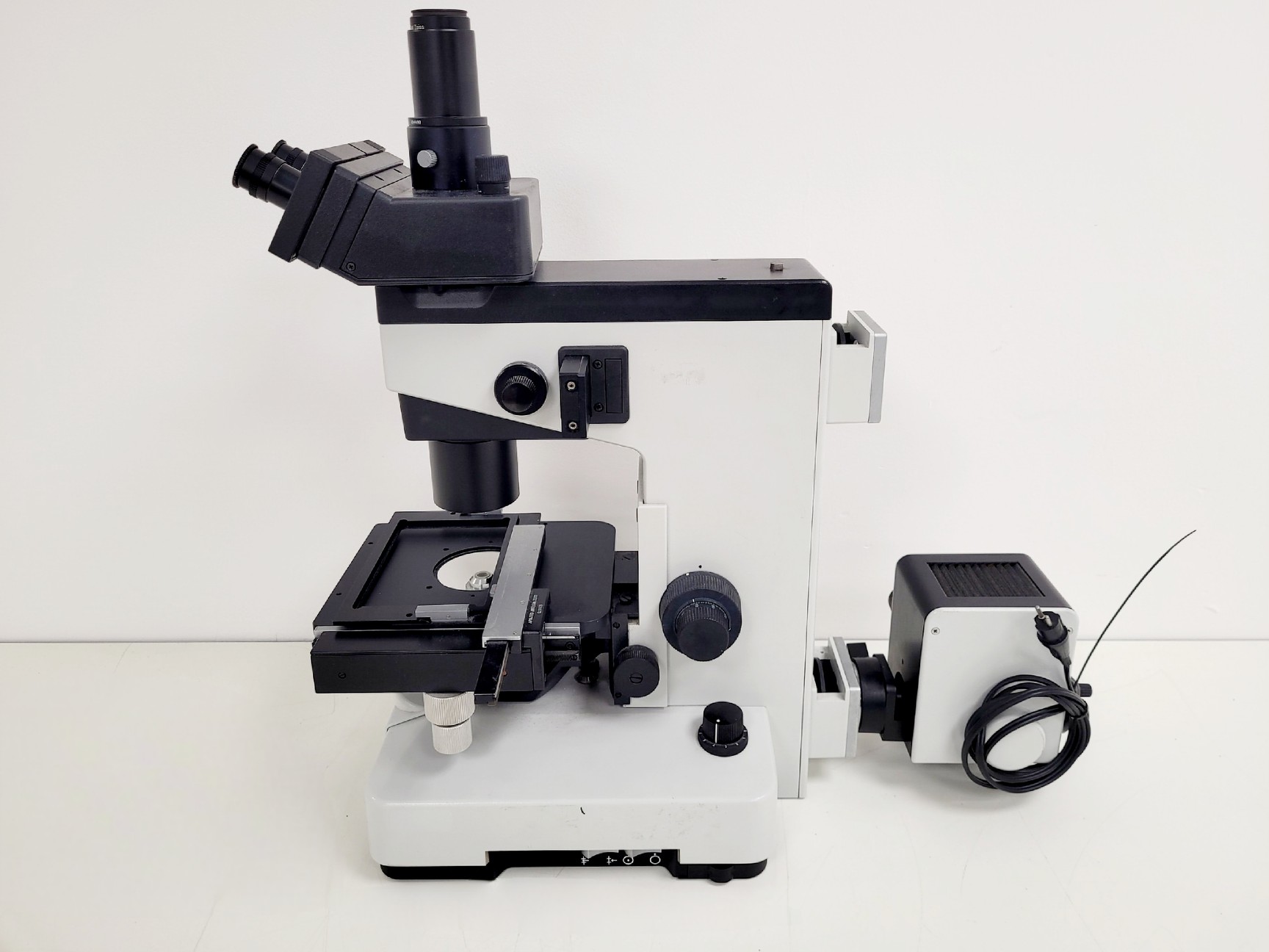 Image of Wild Leitz GMBH Fluovert FU 090-128.017 Inverted Microscope