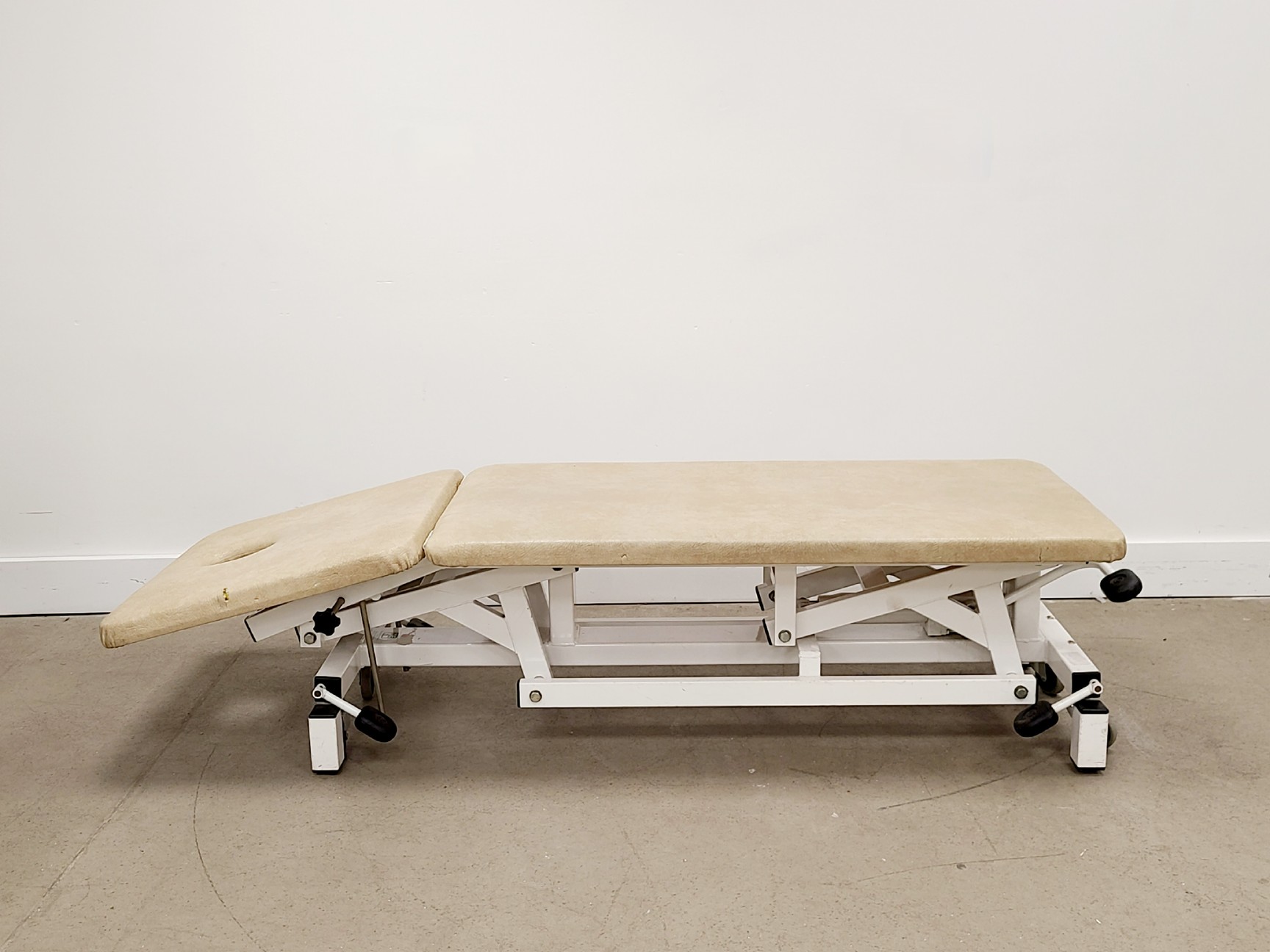 Image of Job Lot of 1x Electric Tilt Table and 4x Medical Examination Couches
