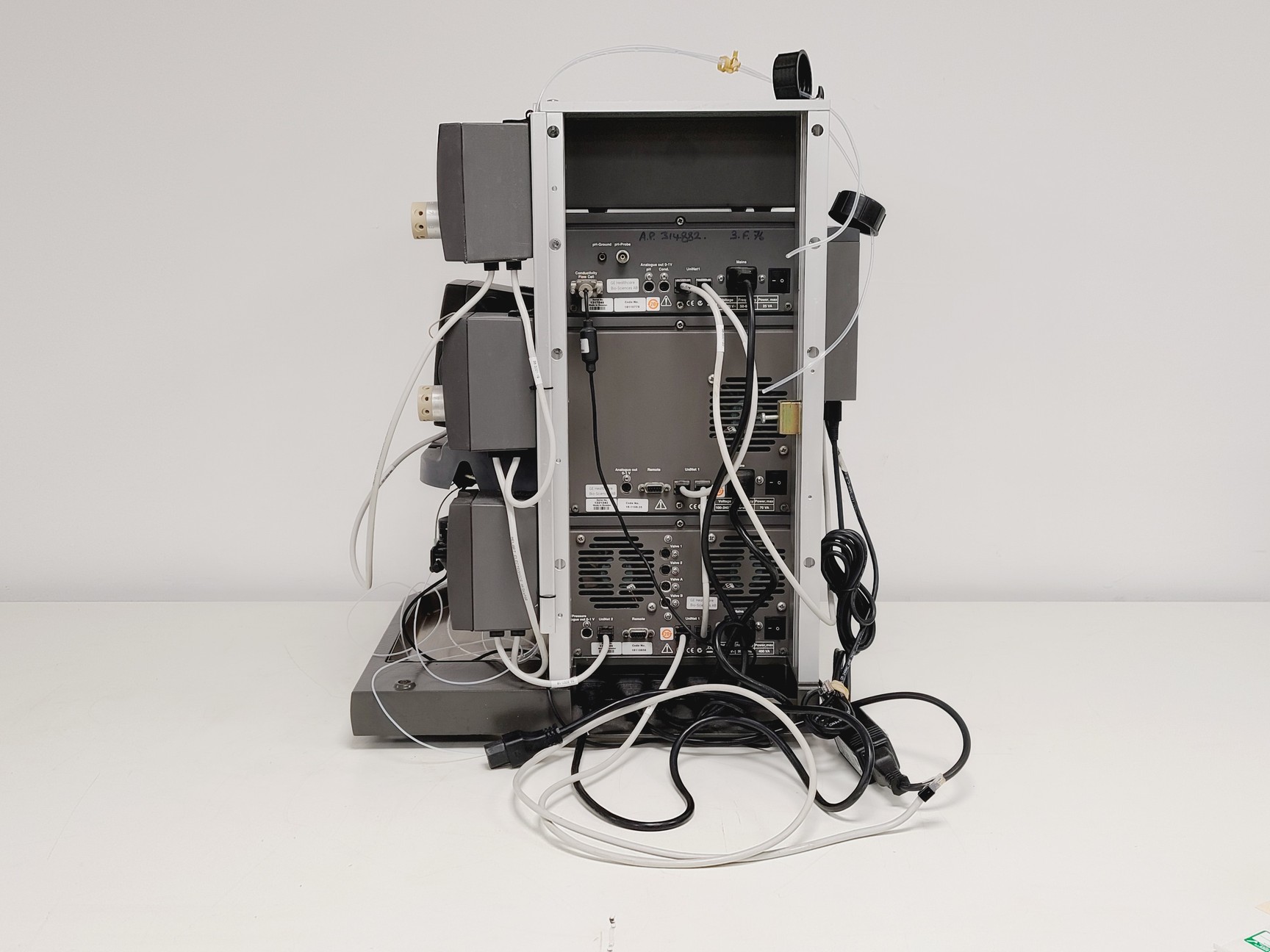 Image of ÄKTA Purification System with P-900, UV-900, pH/C-900, P-960 and FRAC-950