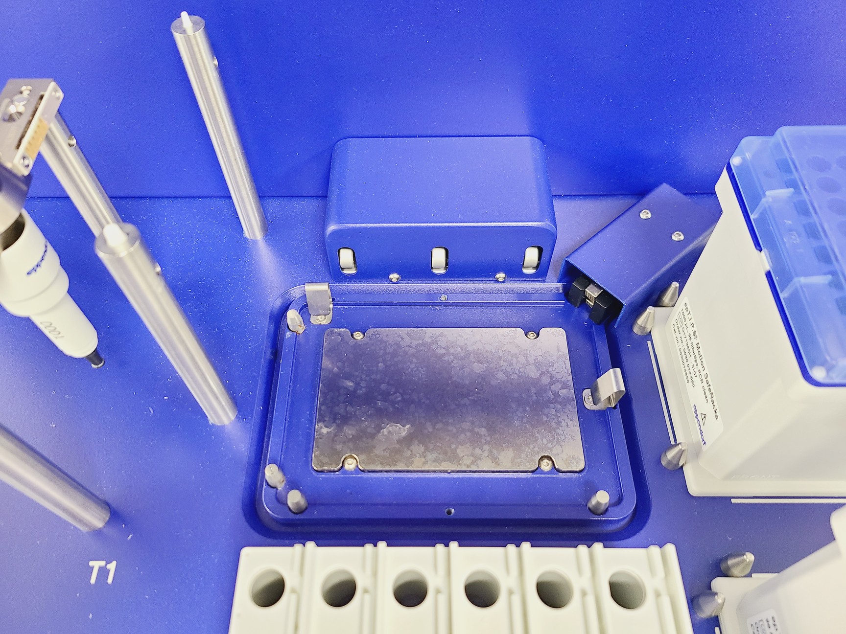 Image of Eppendorf epMotion 5073 Liquid Handling System w/ Accessories and Consumables