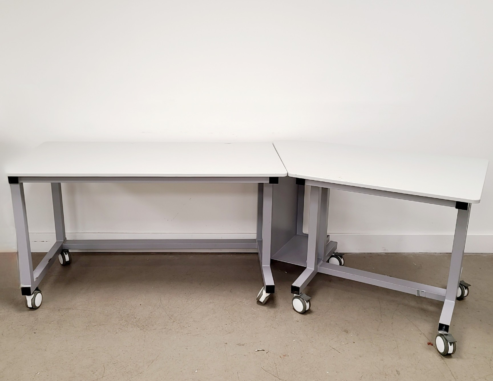 Image of Table and Computer Station for BD FacsAria II Lab