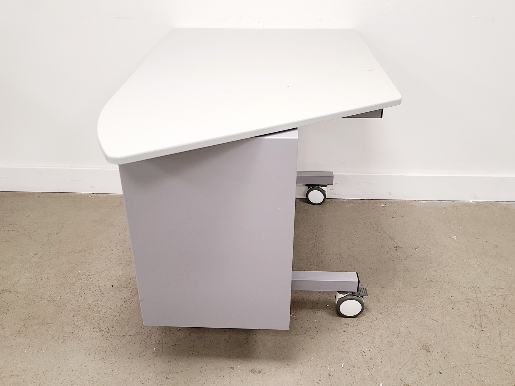 Image of Table and Computer Station for BD FacsAria II Lab