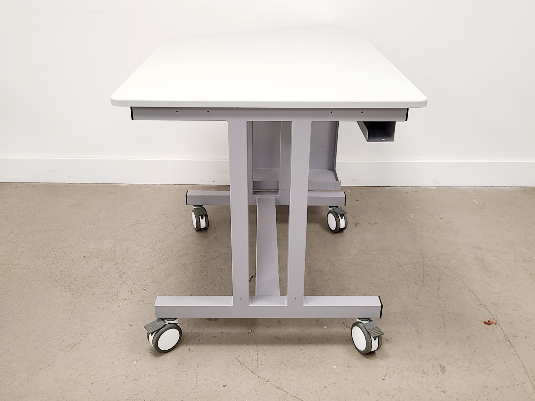 Image of Table and Computer Station for BD FacsAria II Lab