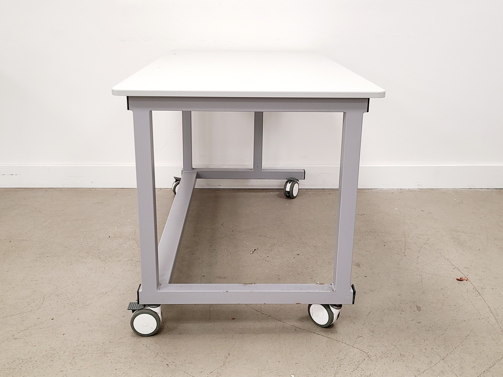 Image of Table and Computer Station for BD FacsAria II Lab