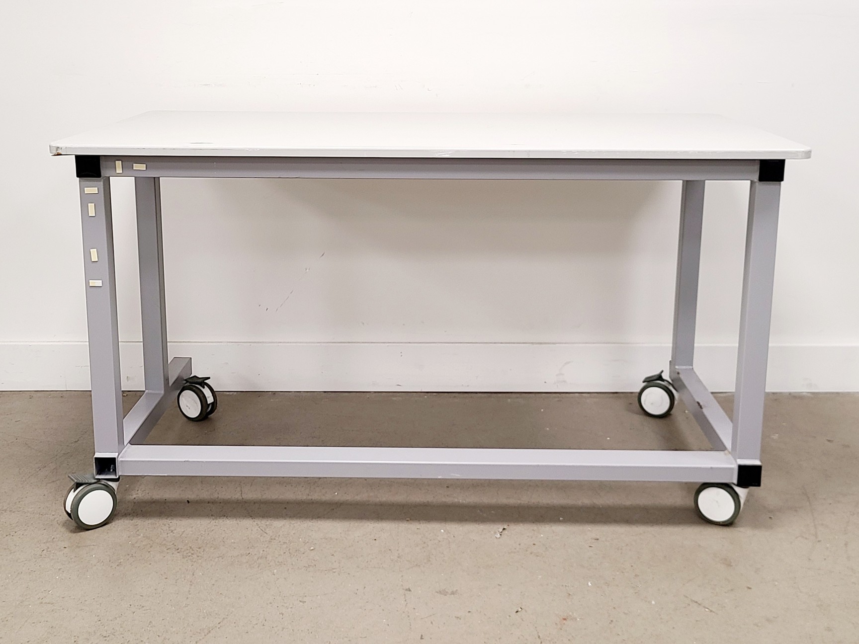 Image of Table and Computer Station for BD FacsAria II Lab