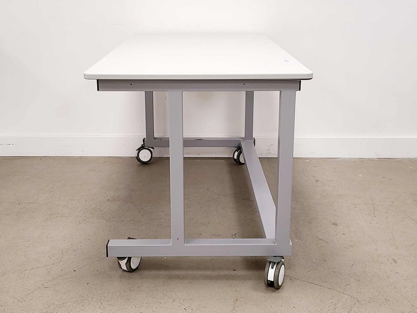 Image of Table and Computer Station for BD FacsAria II Lab