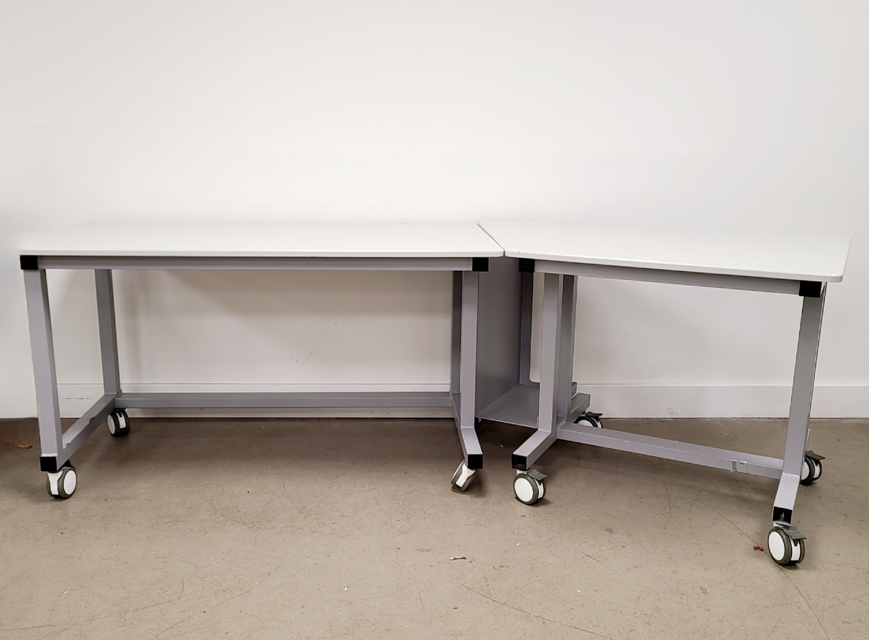 Image of Table and Computer Station for BD FacsAria II Lab