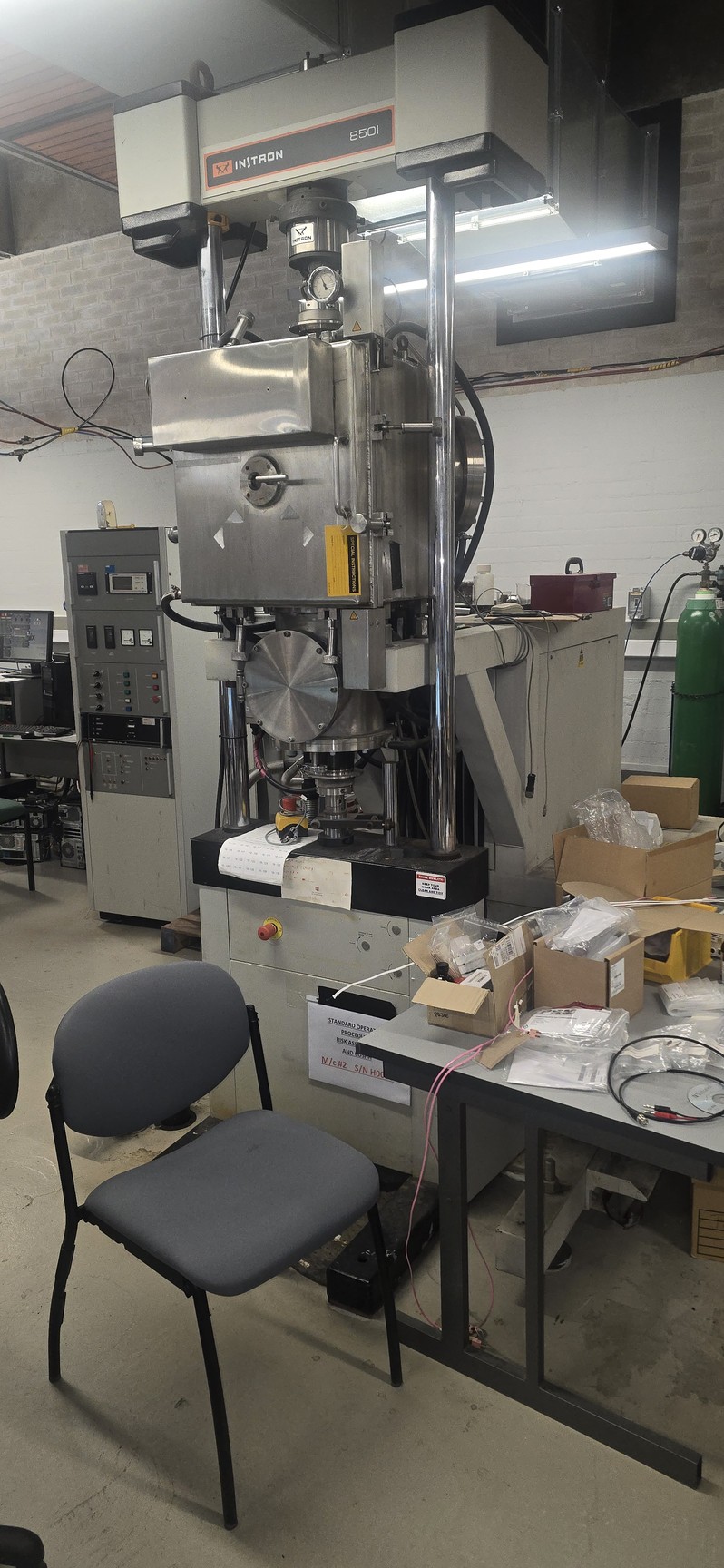 Image of Instron 8501 Servo Hydraulic Test Frame with Integrated Vacuum Furnace S/R