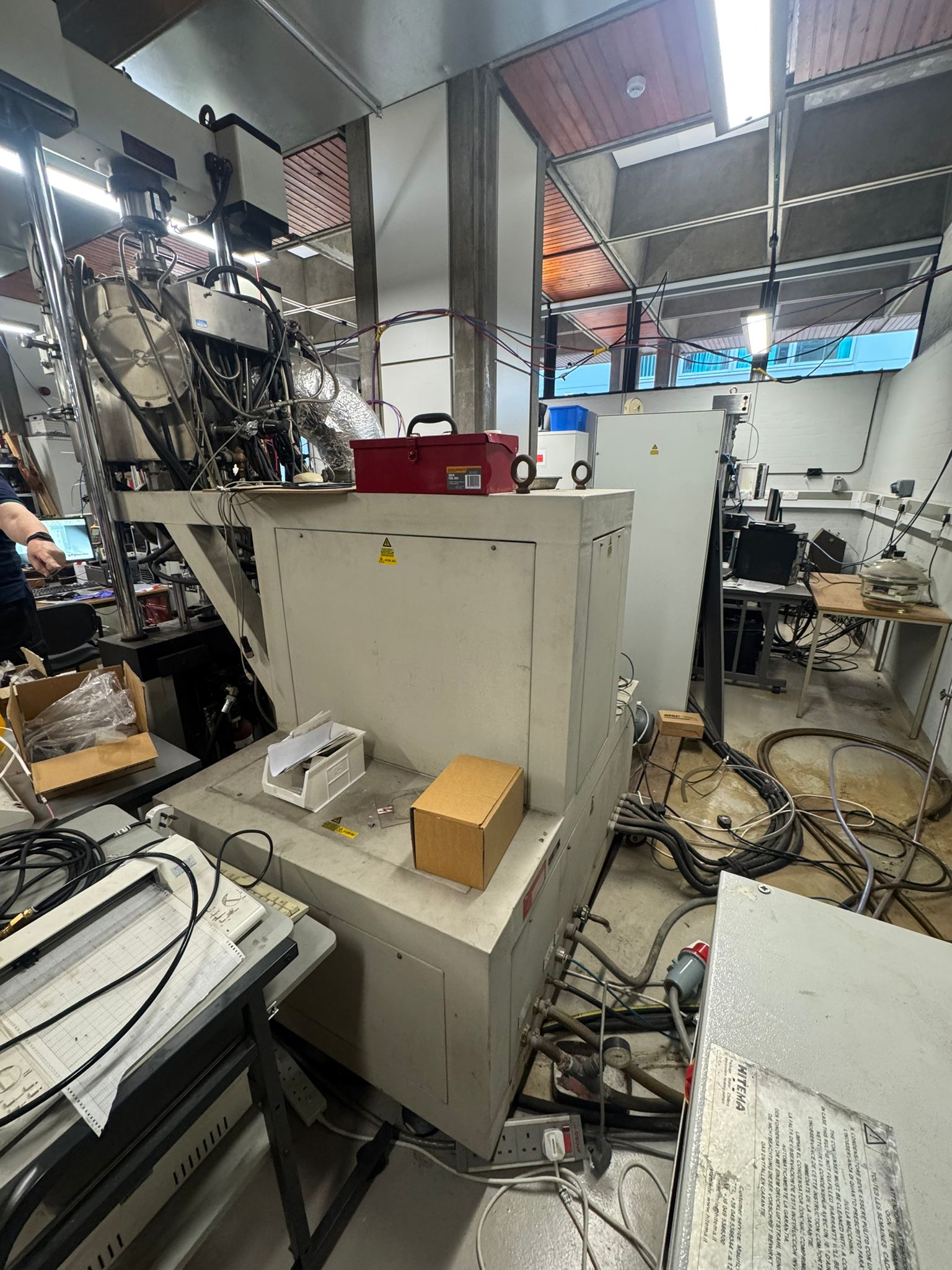 Image of Instron 8501 Servo Hydraulic Test Frame with Integrated Vacuum Furnace S/R