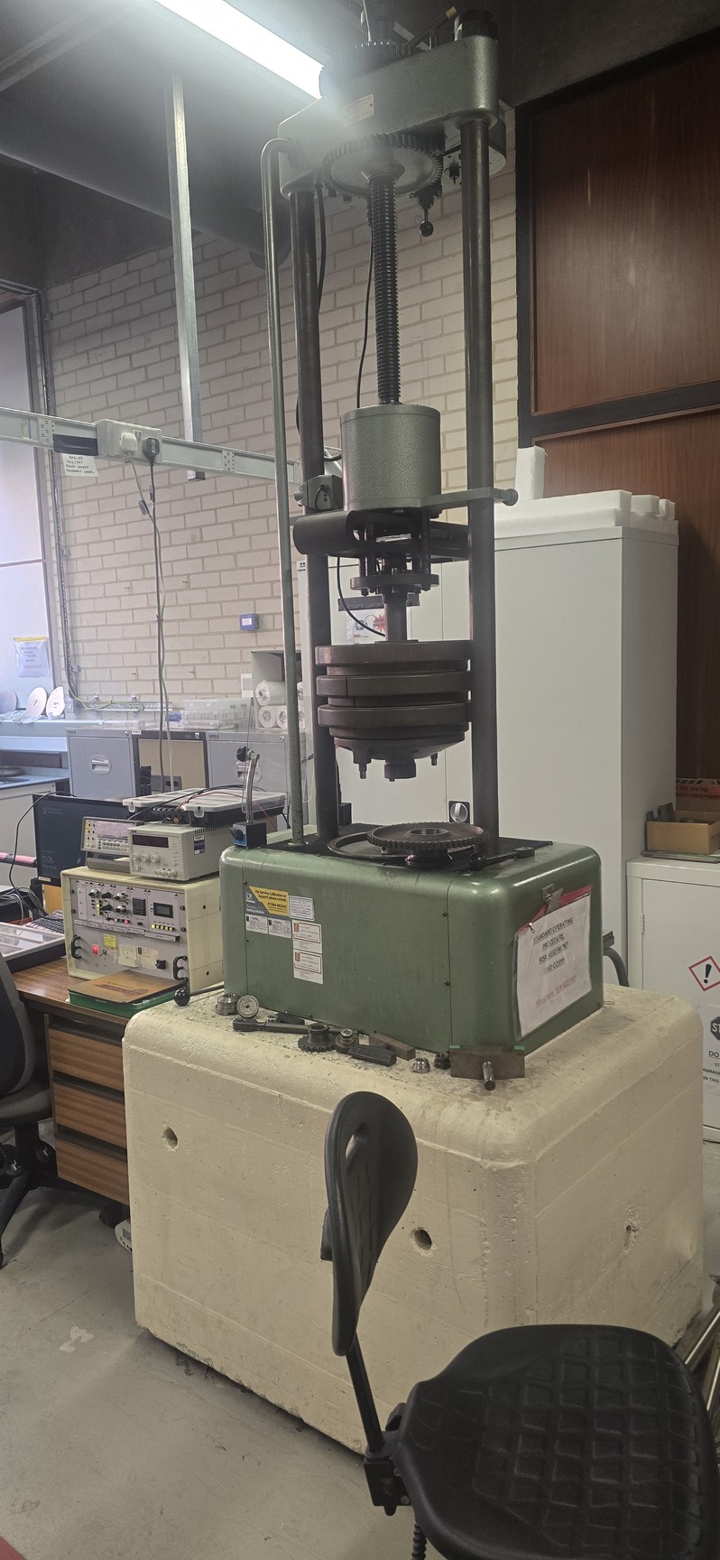 Image of Amsler Vibrophore 20 kN High Cycle Fatigue Testing Machine S/R