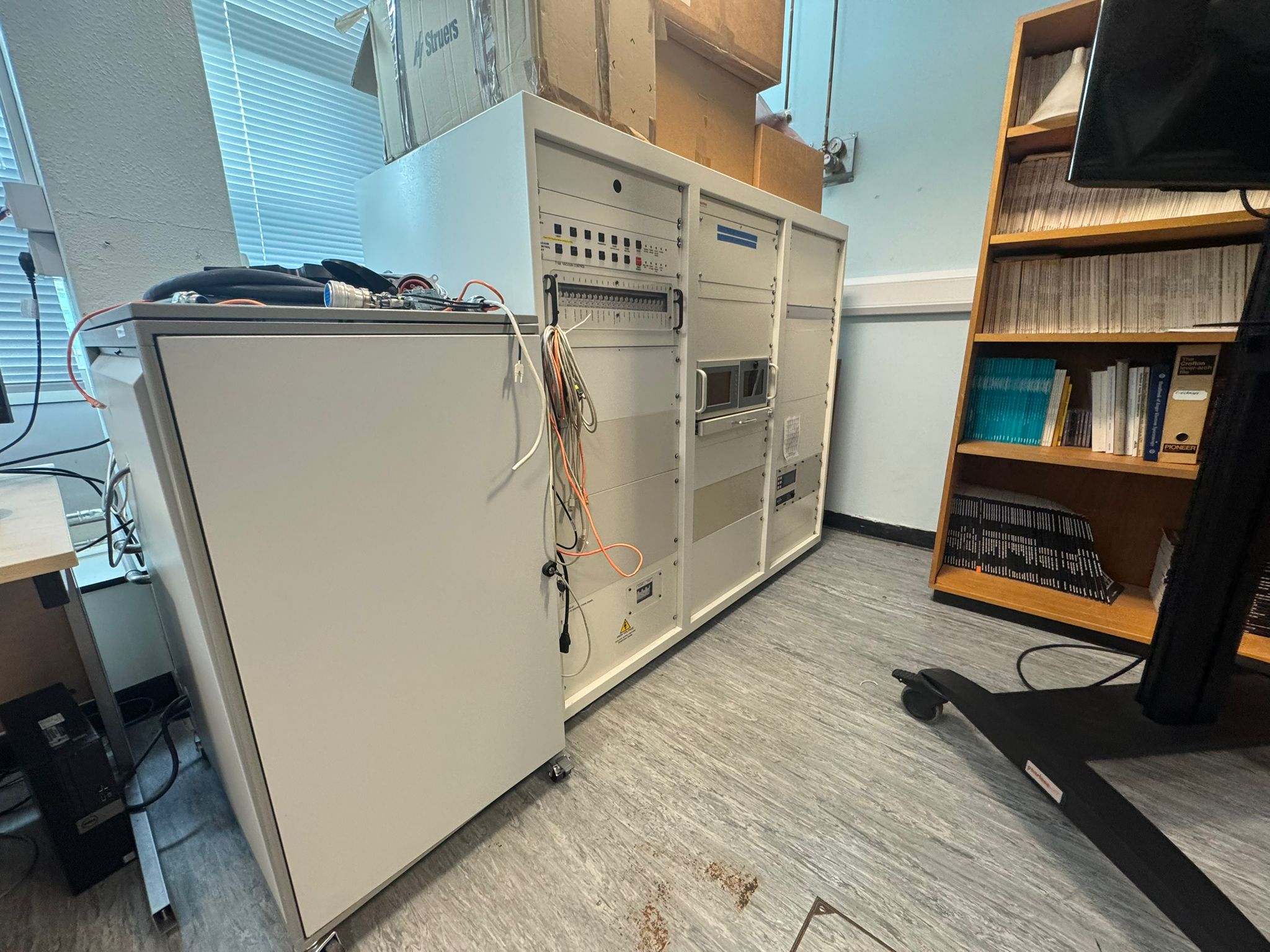 Image of Thermo Electron Microlab 350 Scanning Auger Microprobe System w/ 5kV GaFIB & EDS