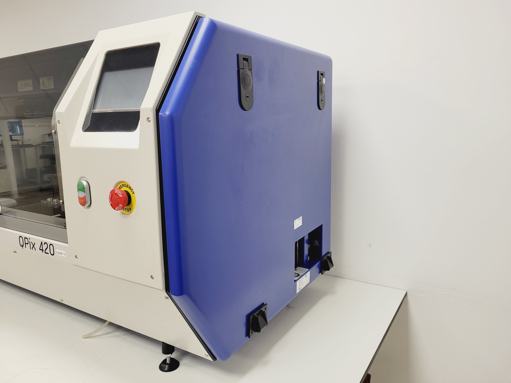 Lab Picker Testing Molecular Devices QPix 420 Automated Microbial Colony Picker System Lab