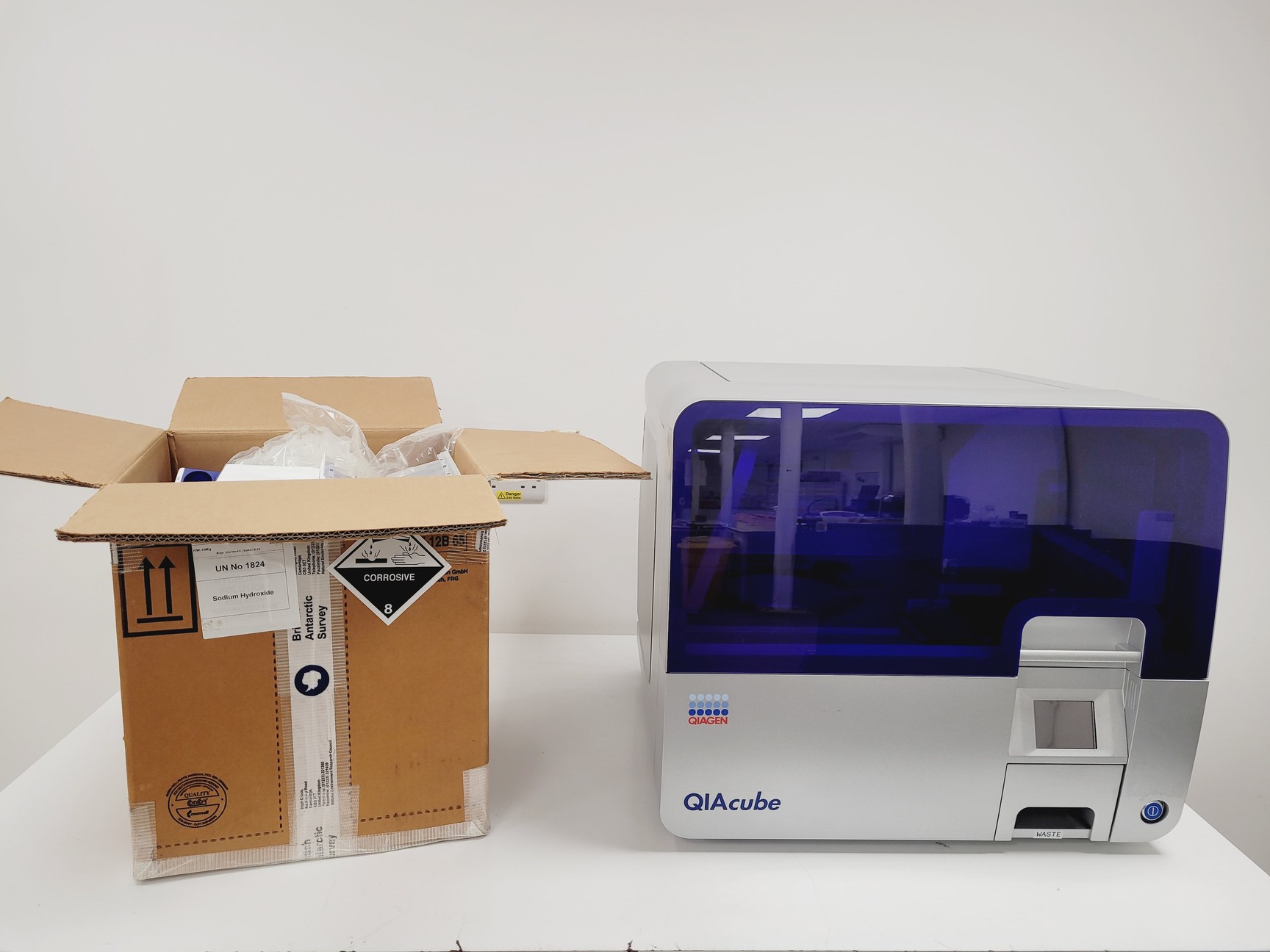 Image of QIAGEN QIAcube Nucleic Acid Purification System Lab