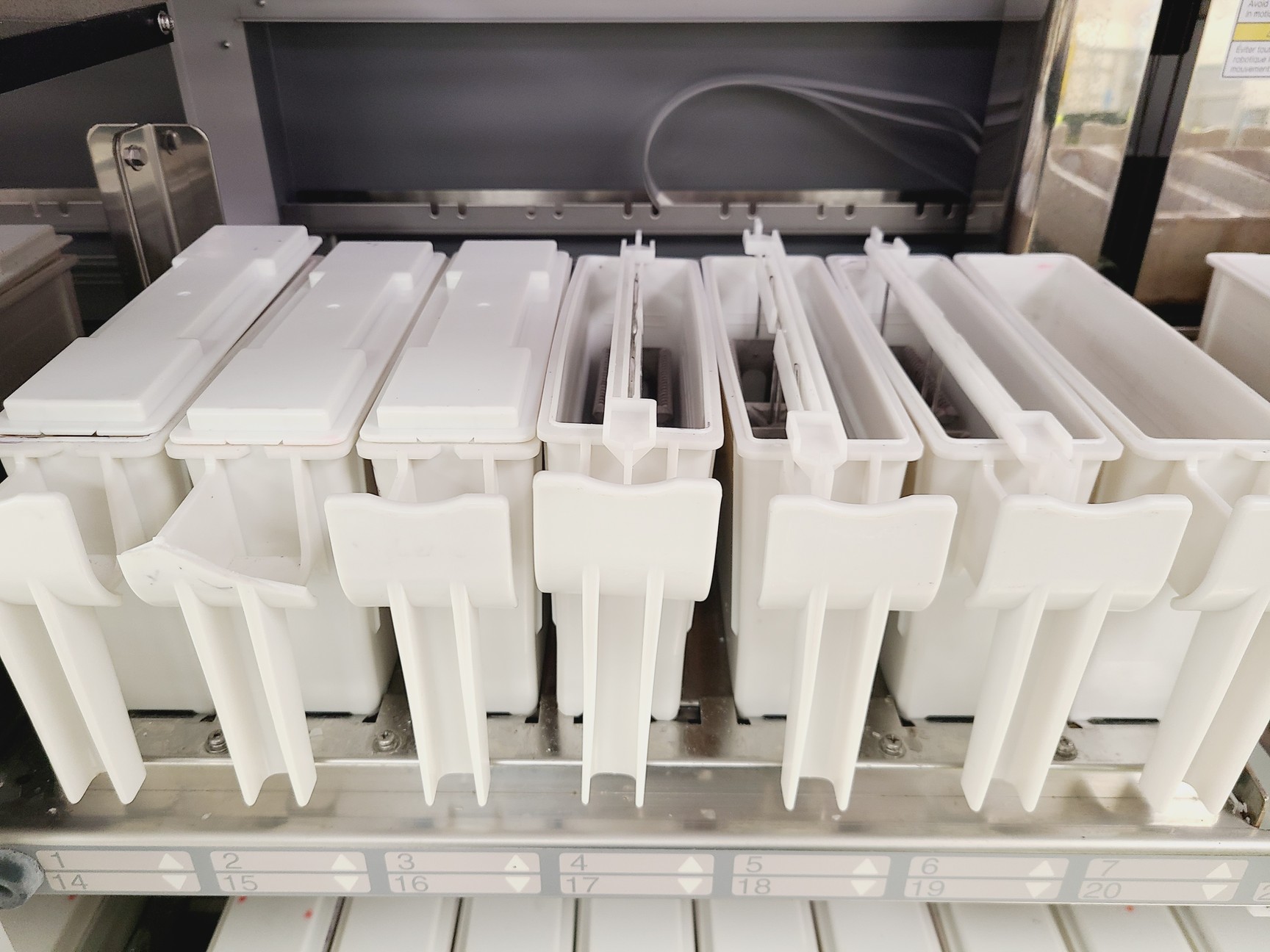 Image of Sakura Tissuetek DRS 2000 Automatic Slide Stainer Lab