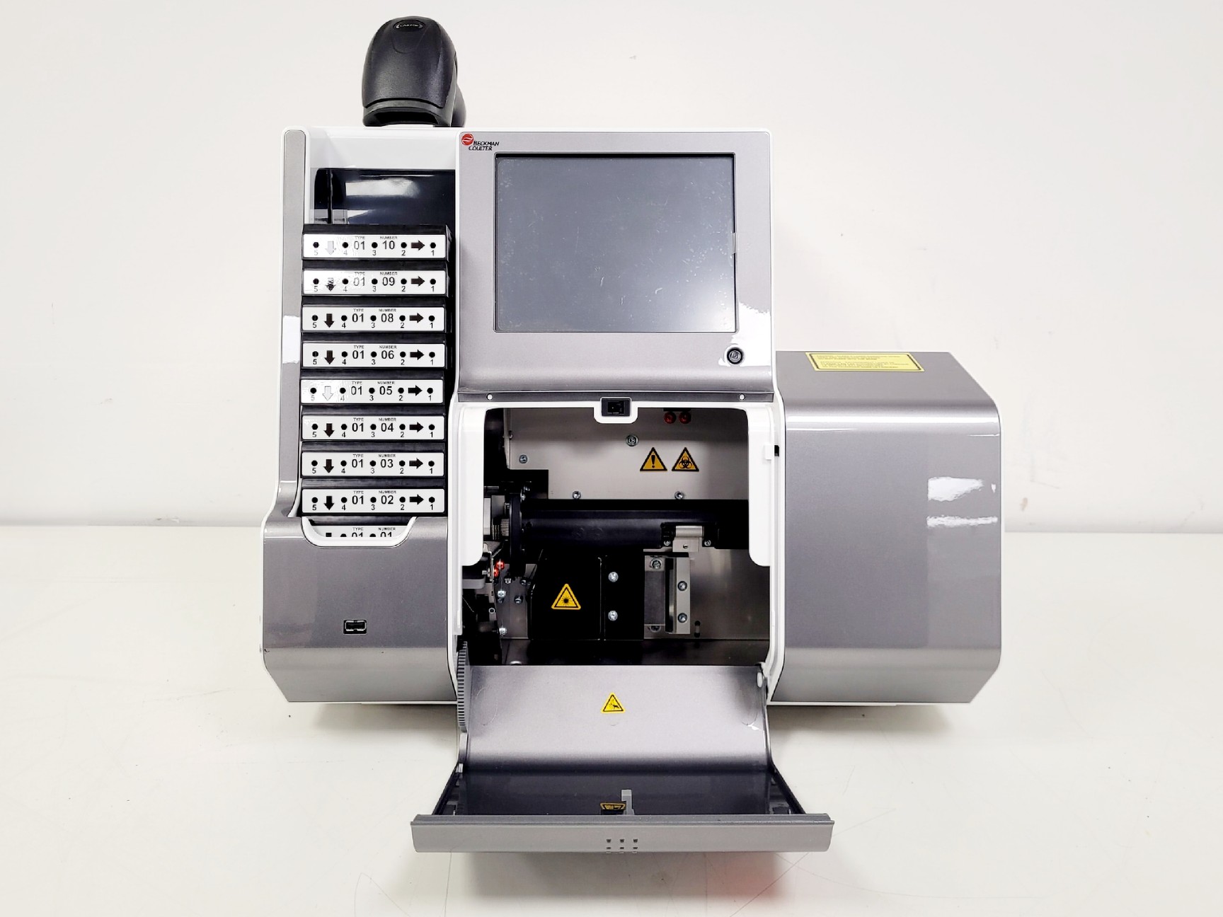 Image of Beckman DxH 560 Autoloader Hematology Analyzer
