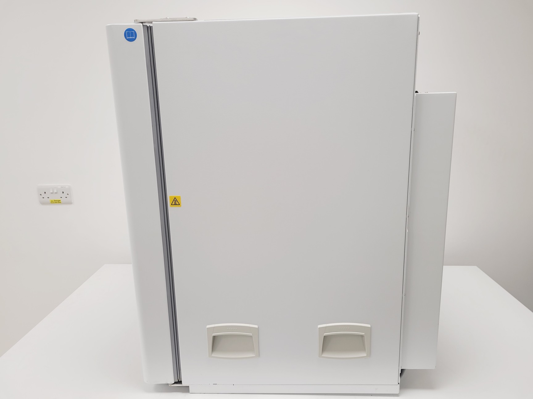 Image of LEEC Precision 190D Culture Safe CO2 Incubator