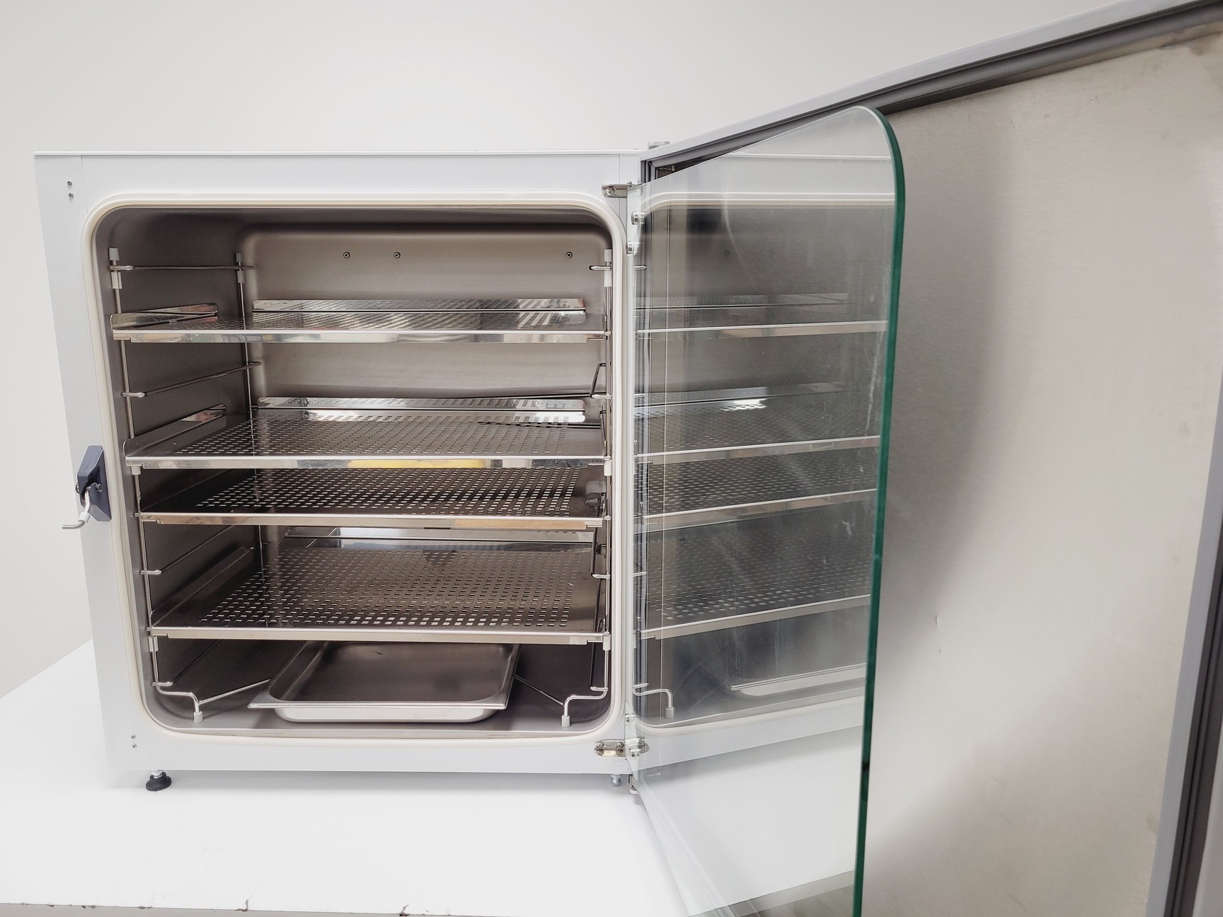 Image of LEEC Precision 190D Culture Safe CO2 Incubator