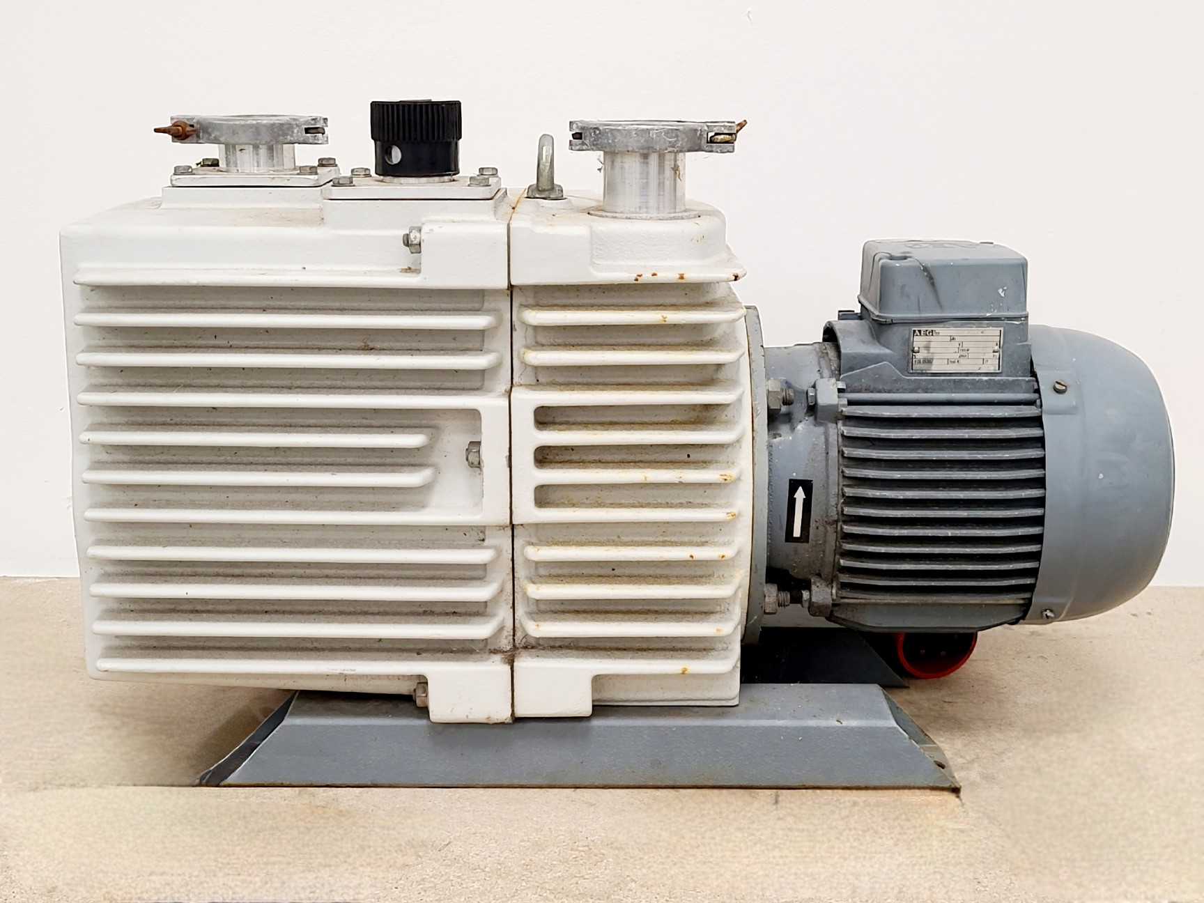 Image of Leybold-Heraeus D30A Trivac Rotary Vane Vacuum Pump