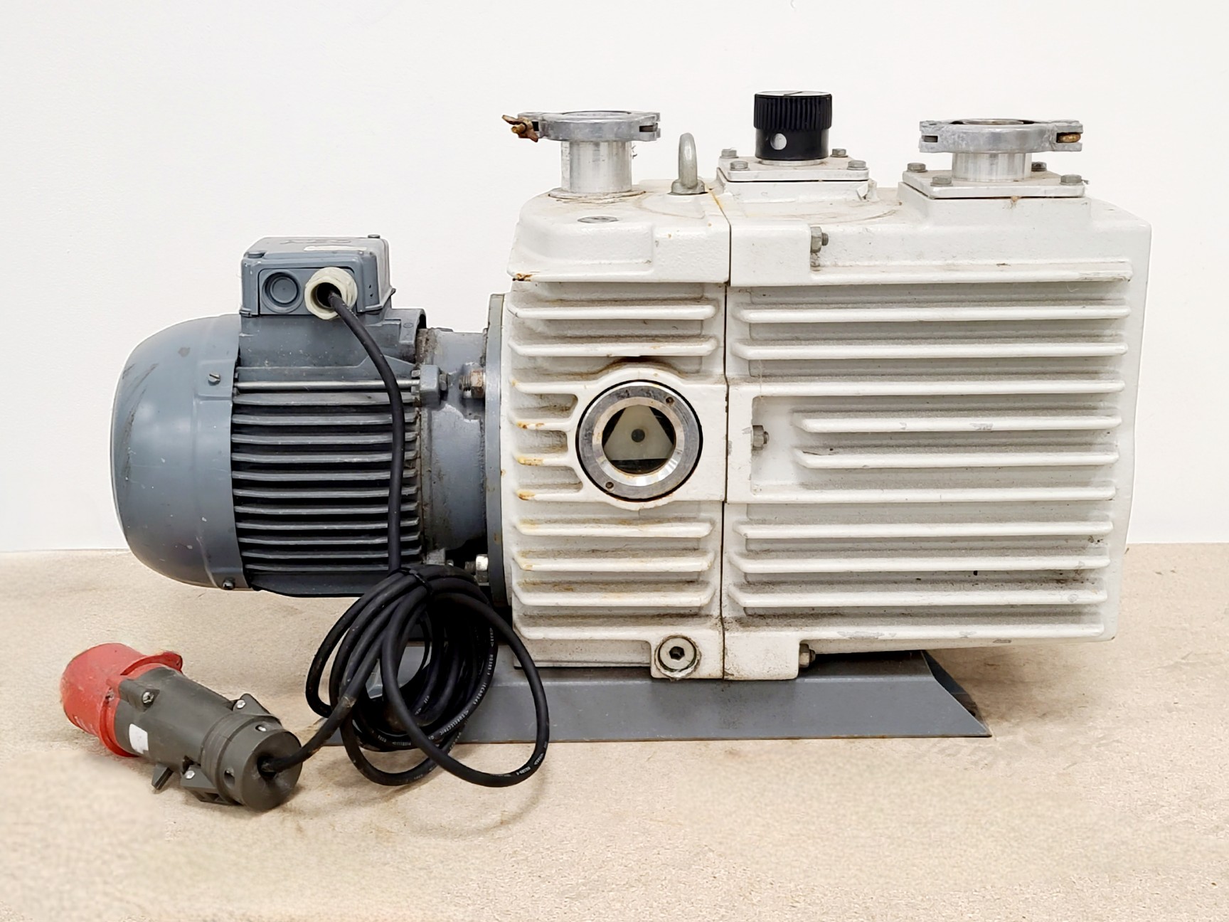 Image of Leybold-Heraeus D30A Trivac Rotary Vane Vacuum Pump