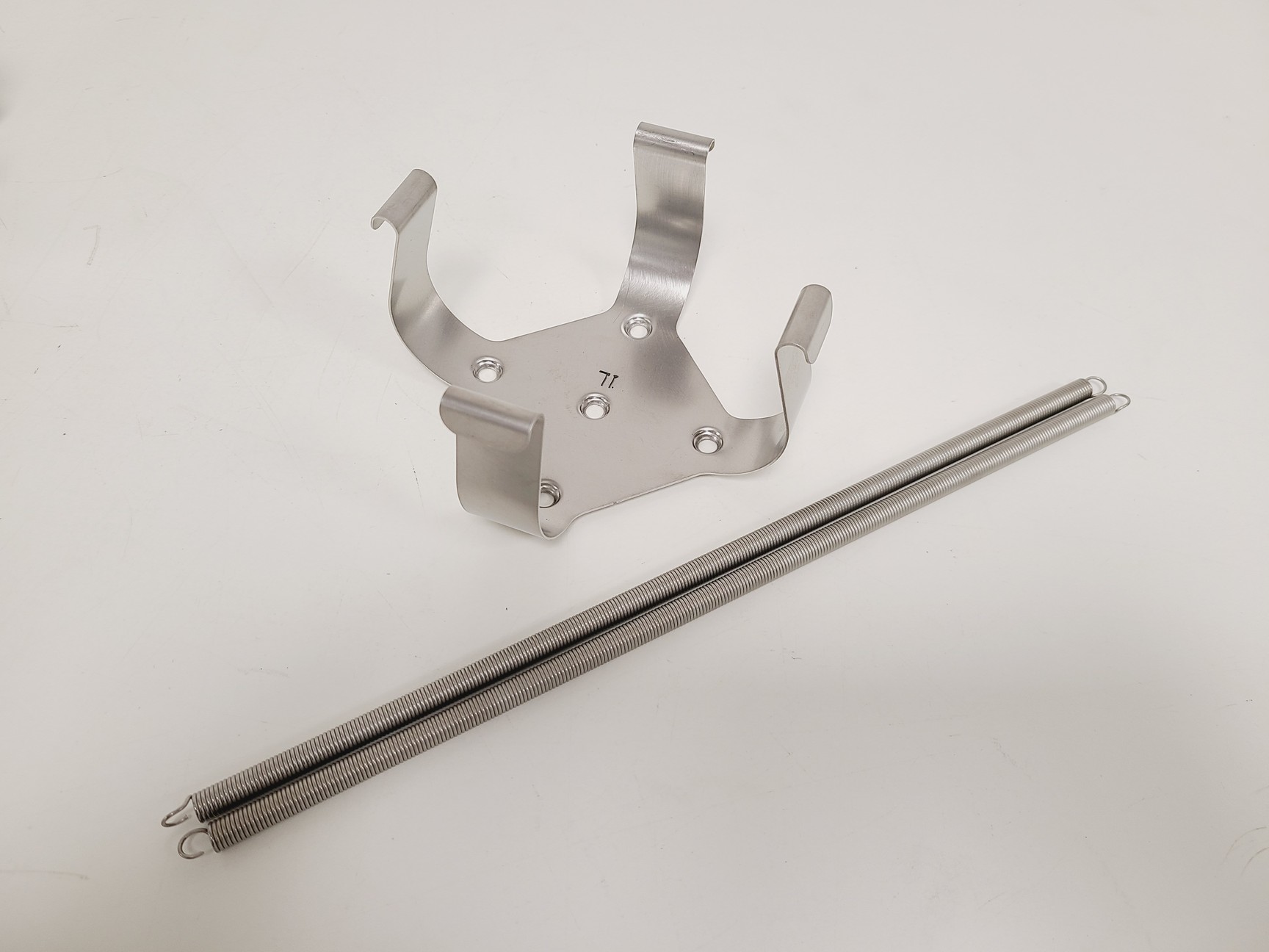 Image of Lot of ThermoFisher MAXQ 8000 Shaking Incubator Flask Clips and Clamps 