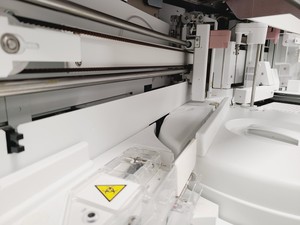 Thumbnail image of Roche Cobas e 411 Automated Analyser (Disk System) with Stand