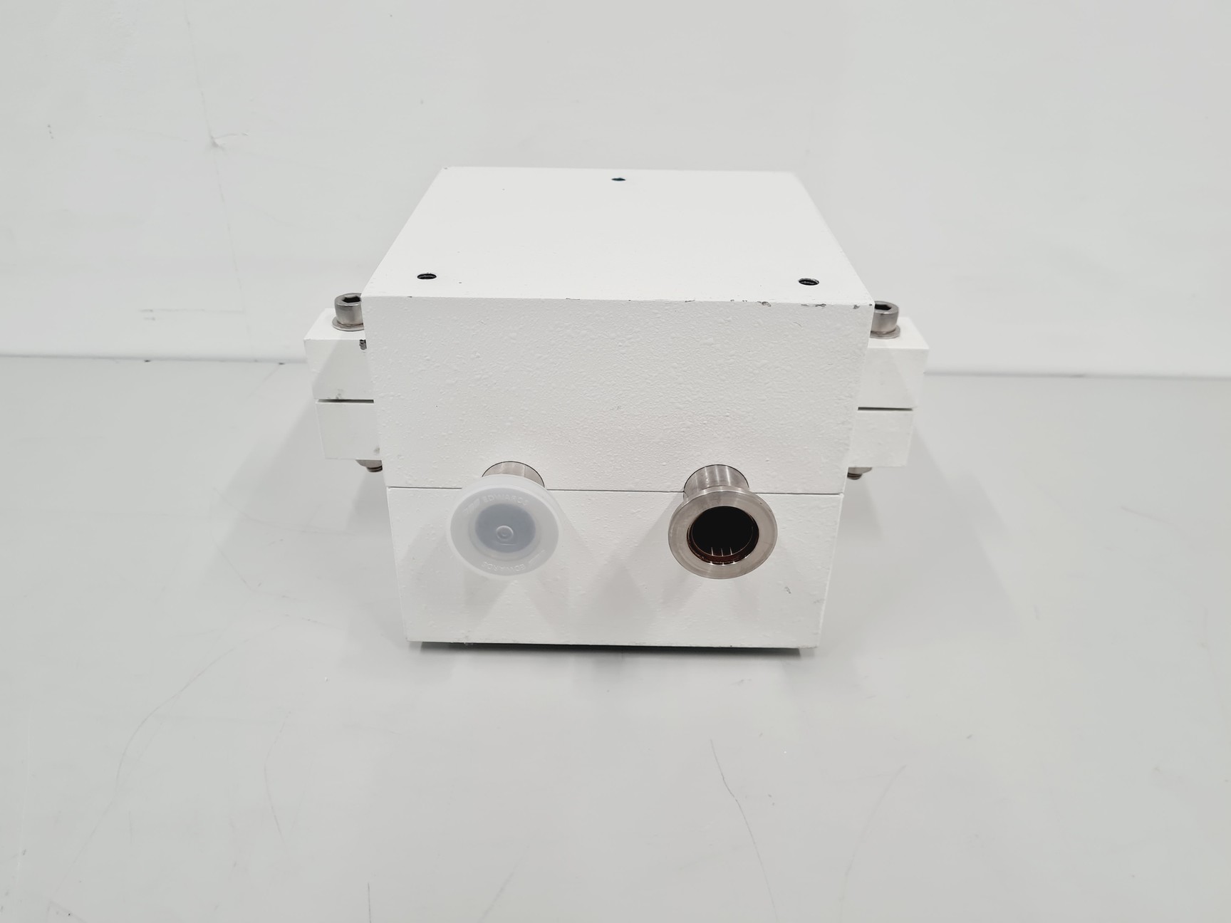 Image of Isolation Valve Housing and Vacuum Trap for Vacuum Pumps