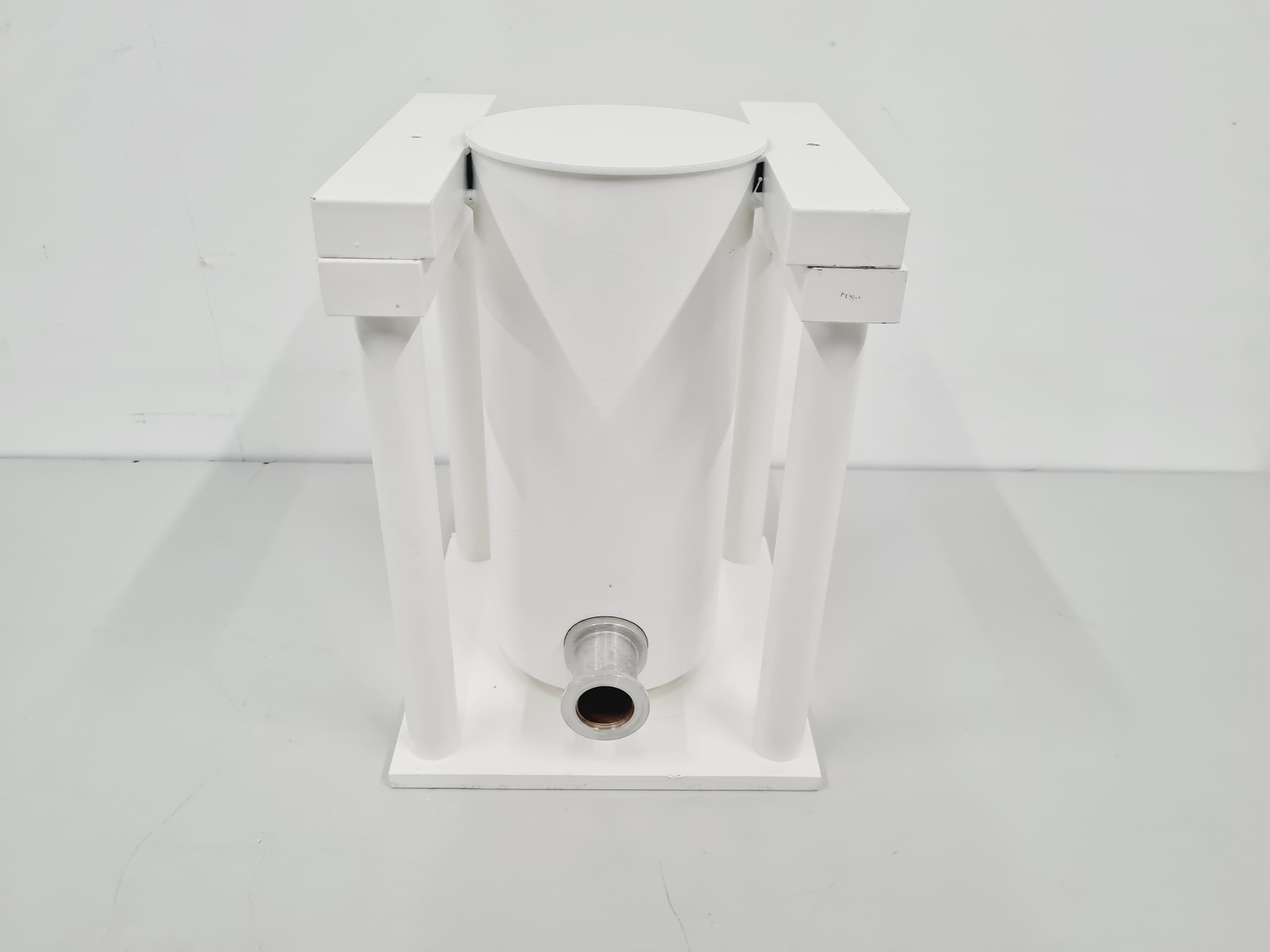 Image of Isolation Valve Housing and Vacuum Trap for Vacuum Pumps