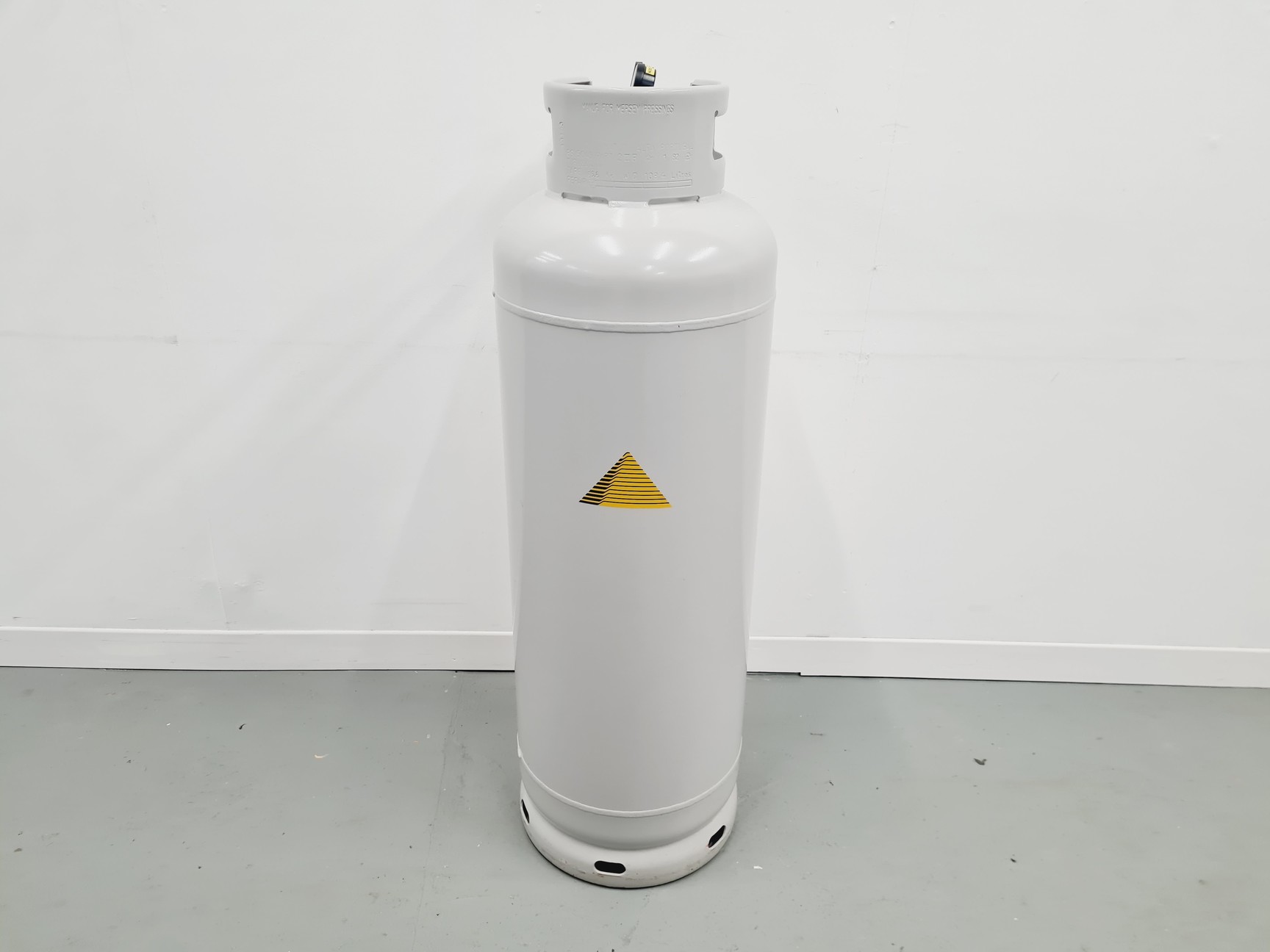 Image of Peak Scientific Nitrogen 108 L Gas Tank