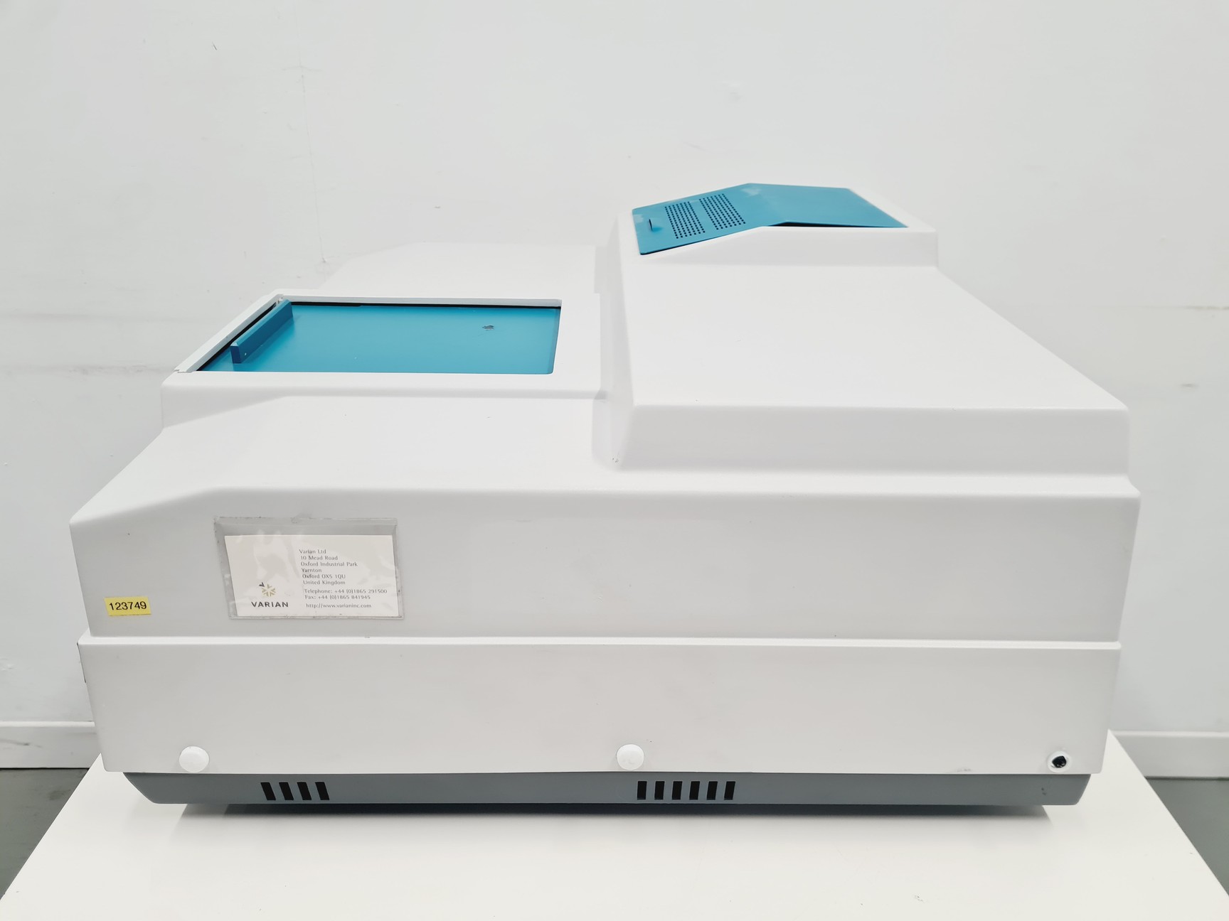 Image of Varian Cary 300 Scan UV-Visible Spectrophotometer Lab
