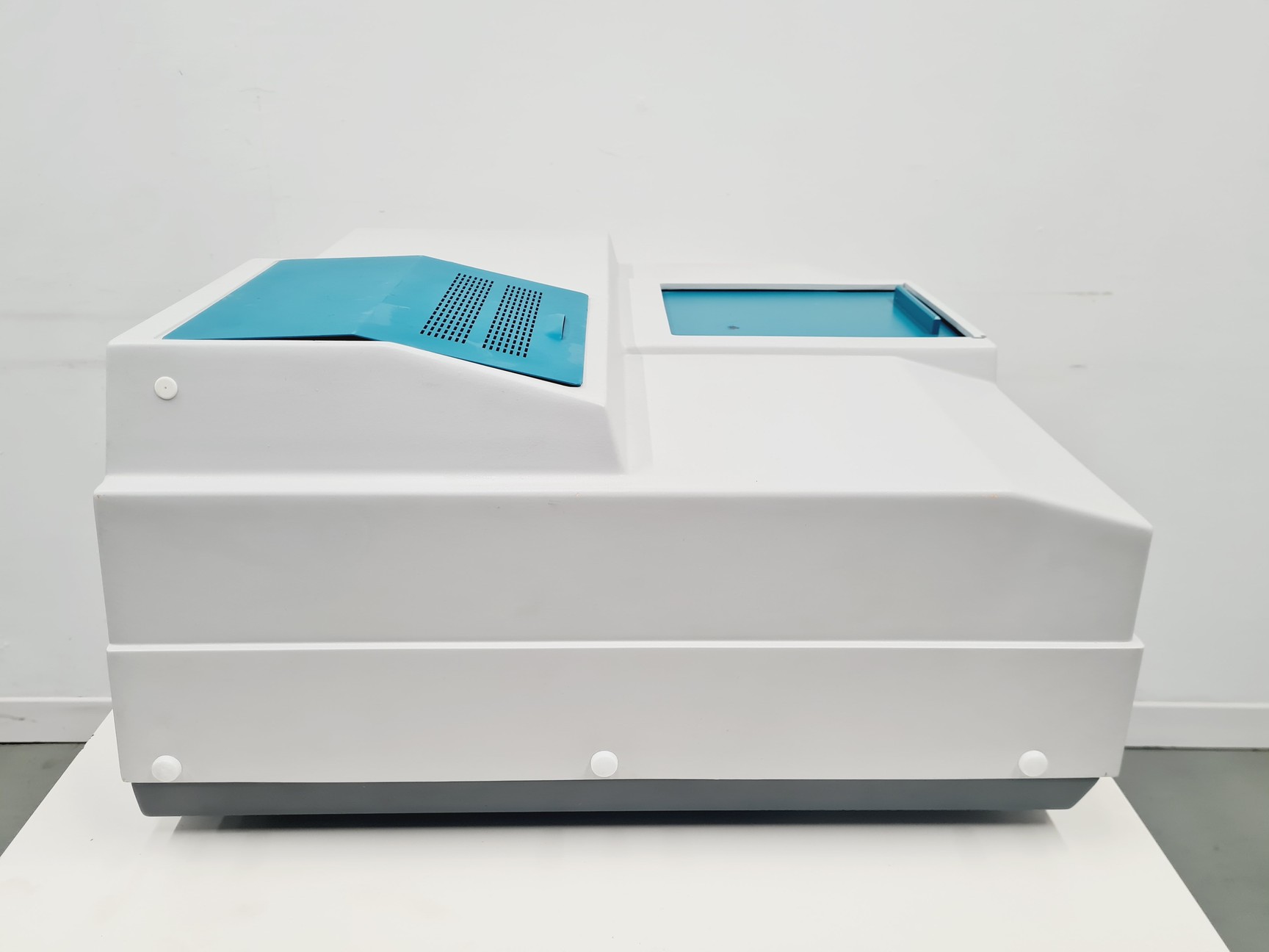 Image of Varian Cary 300 Scan UV-Visible Spectrophotometer Lab