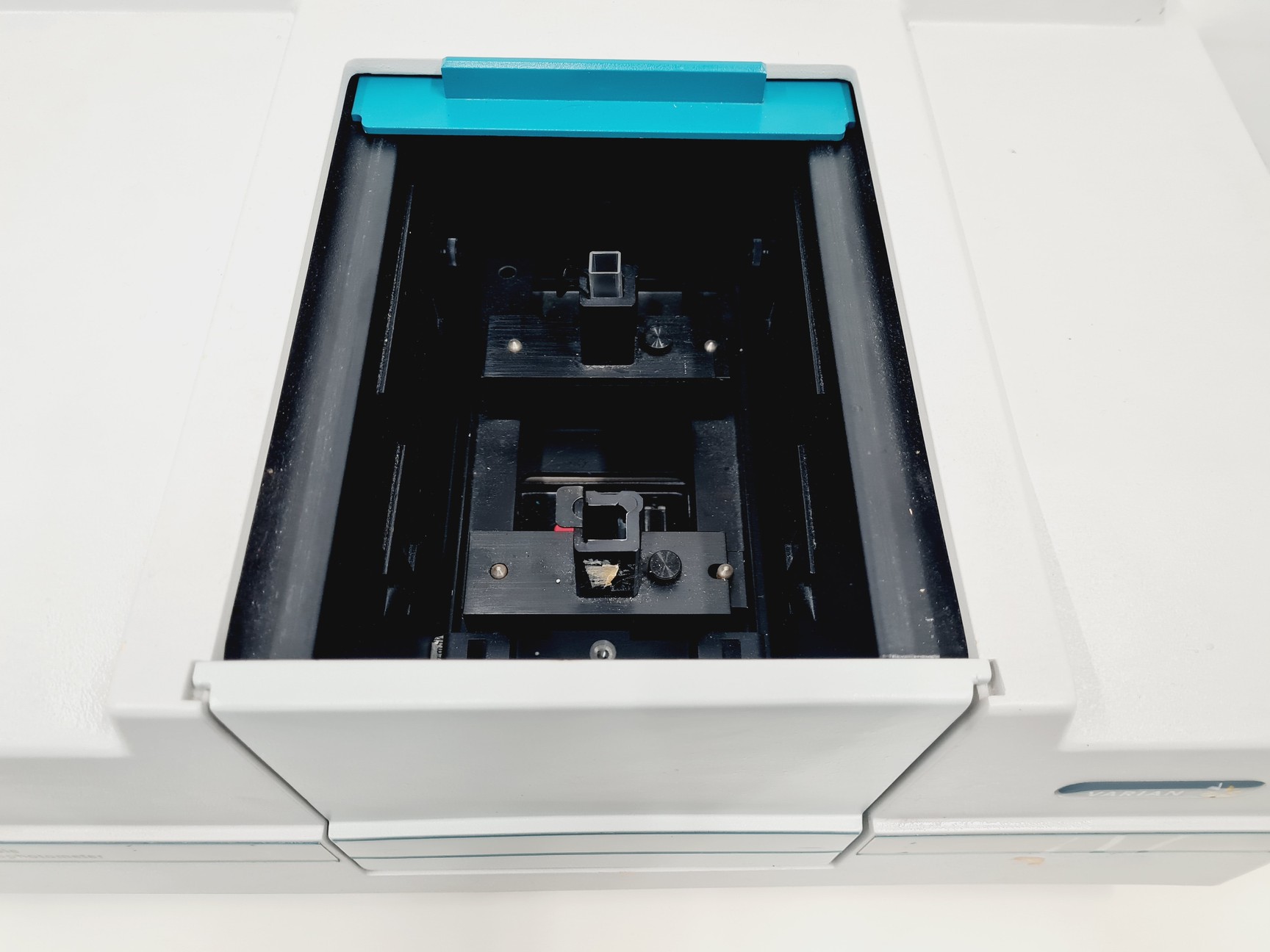 Image of Varian Cary 300 Scan UV-Visible Spectrophotometer Lab