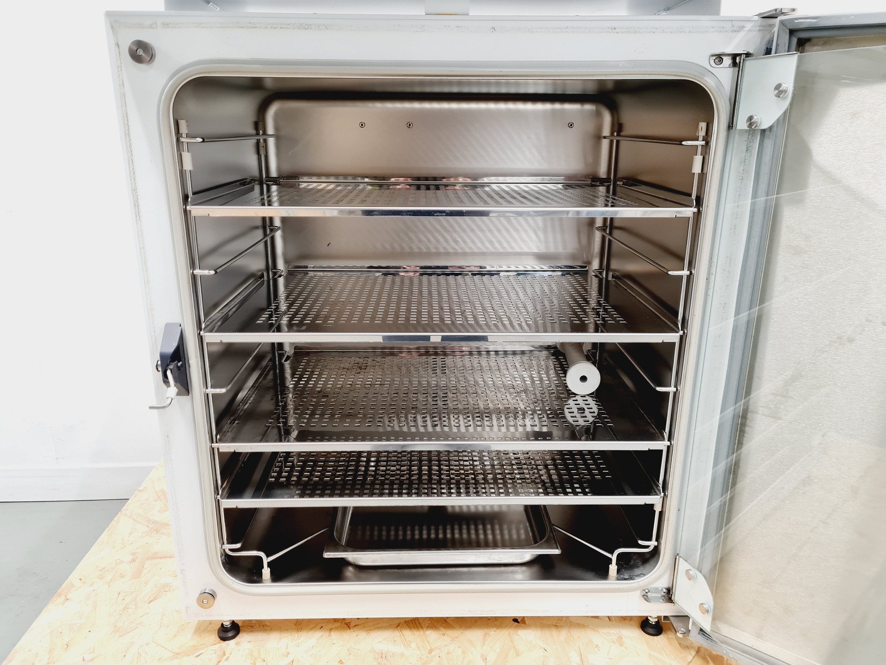 Image of LEEC Touch 190 S Culture Safe CO2 Incubator