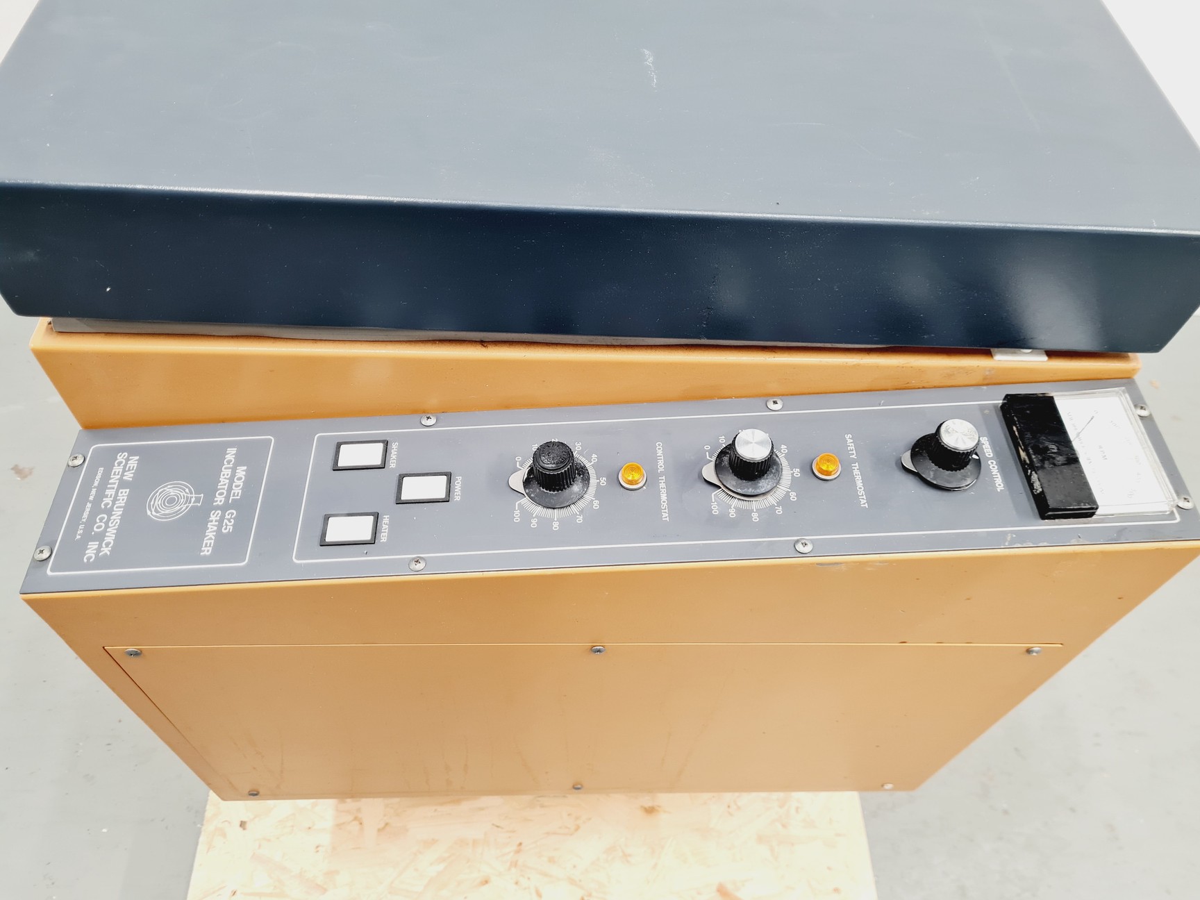 Image of New Brunswick Scientific G 25 Shaking Incubator