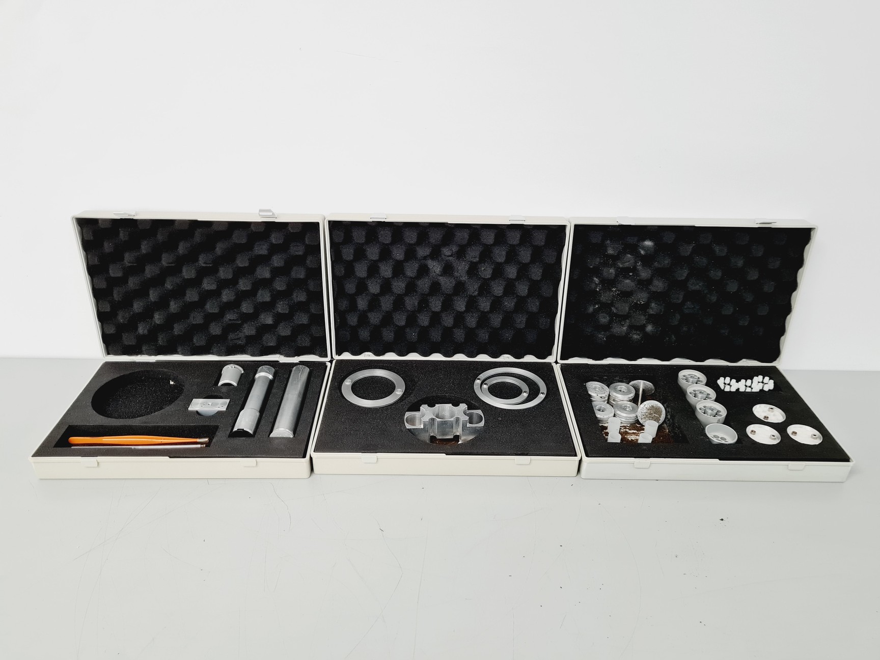 Image of Leica DMIRB Inverted Microscope w/ 4 x Objectives 4x/10x/40x C Plan Lab