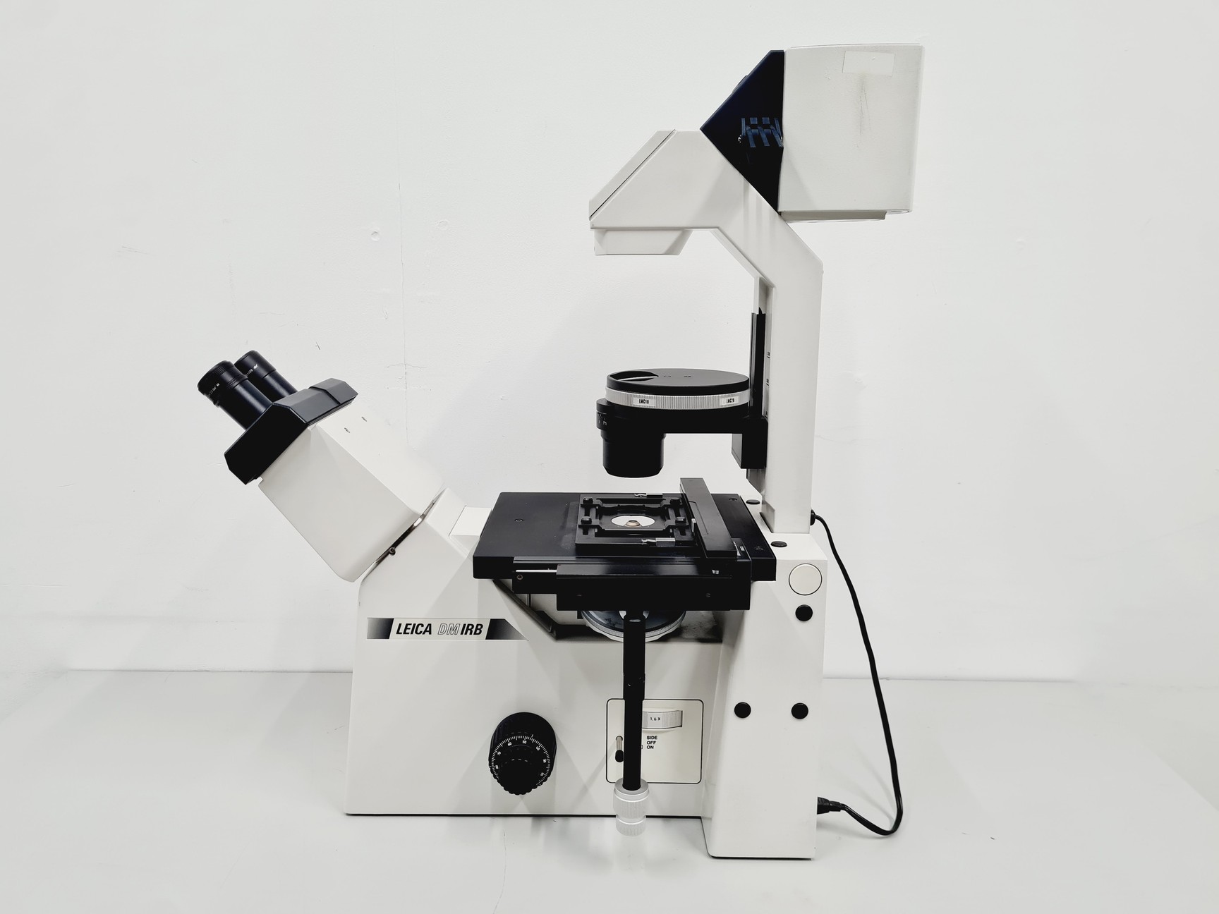 Image of Leica DMIRB Inverted Microscope w/ 4 x Objectives 4x/10x/40x C Plan Lab