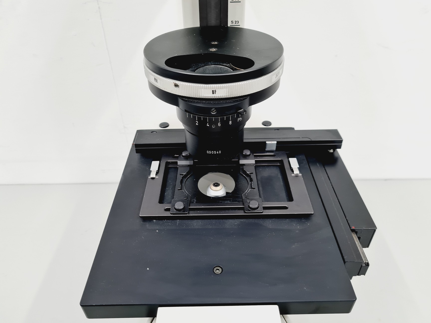 Image of Leica DMIRB Inverted Microscope w/ 4 x Objectives 4x/10x/40x C Plan Lab